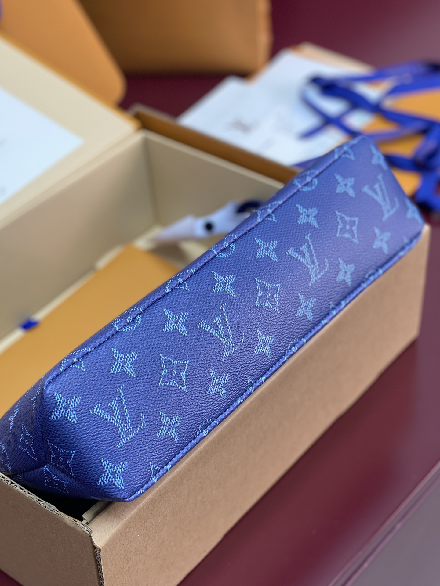 升级版本⚠️M12665 蓝色！POCHETTE VOYAGE SOUPLE 手拿包 Pochette 