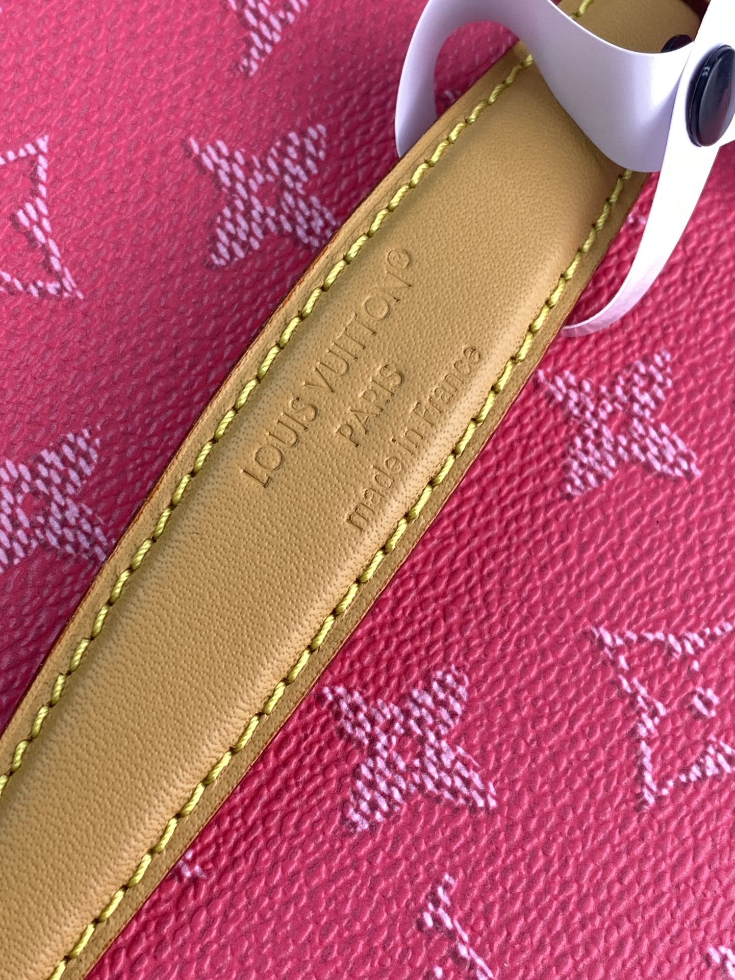 M44495！中号！枚红色！Nine BB mini化妆包此款以标志性的Nice化妆包为设计灵感来源，此