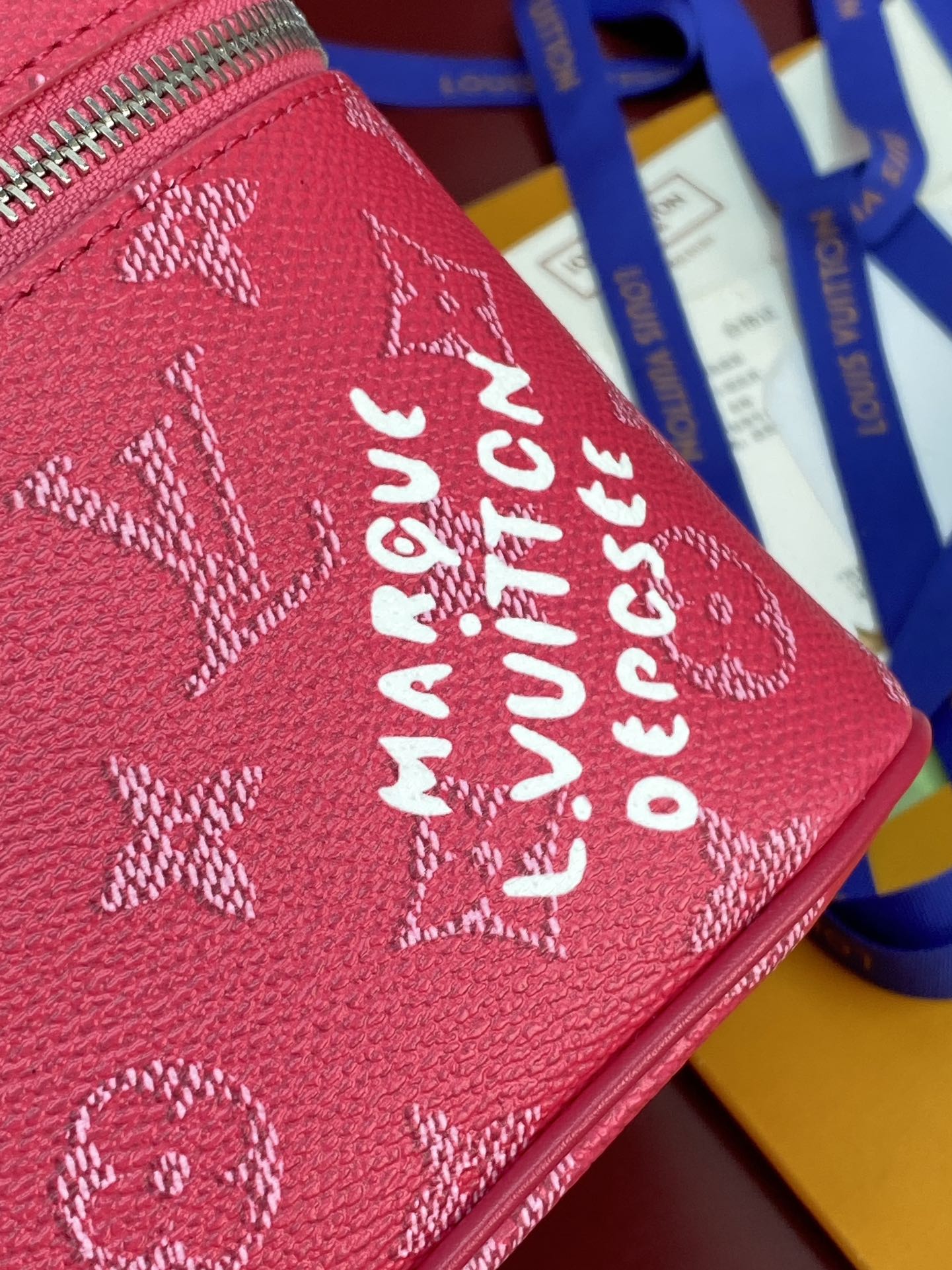 M44495！中号！枚红色！Nine BB mini化妆包此款以标志性的Nice化妆包为设计灵感来源，此