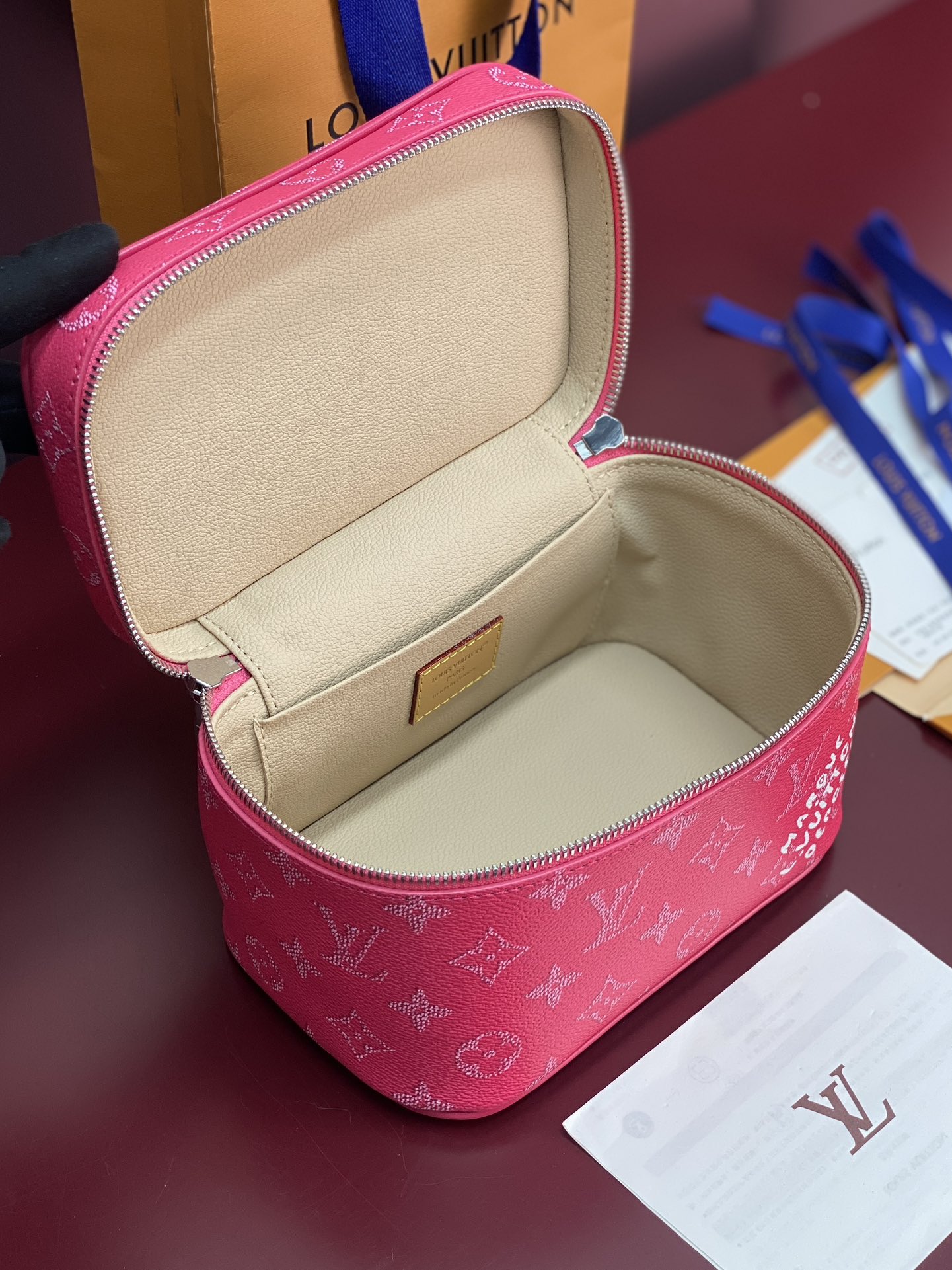 M44495！中号！枚红色！Nine BB mini化妆包此款以标志性的Nice化妆包为设计灵感来源，此