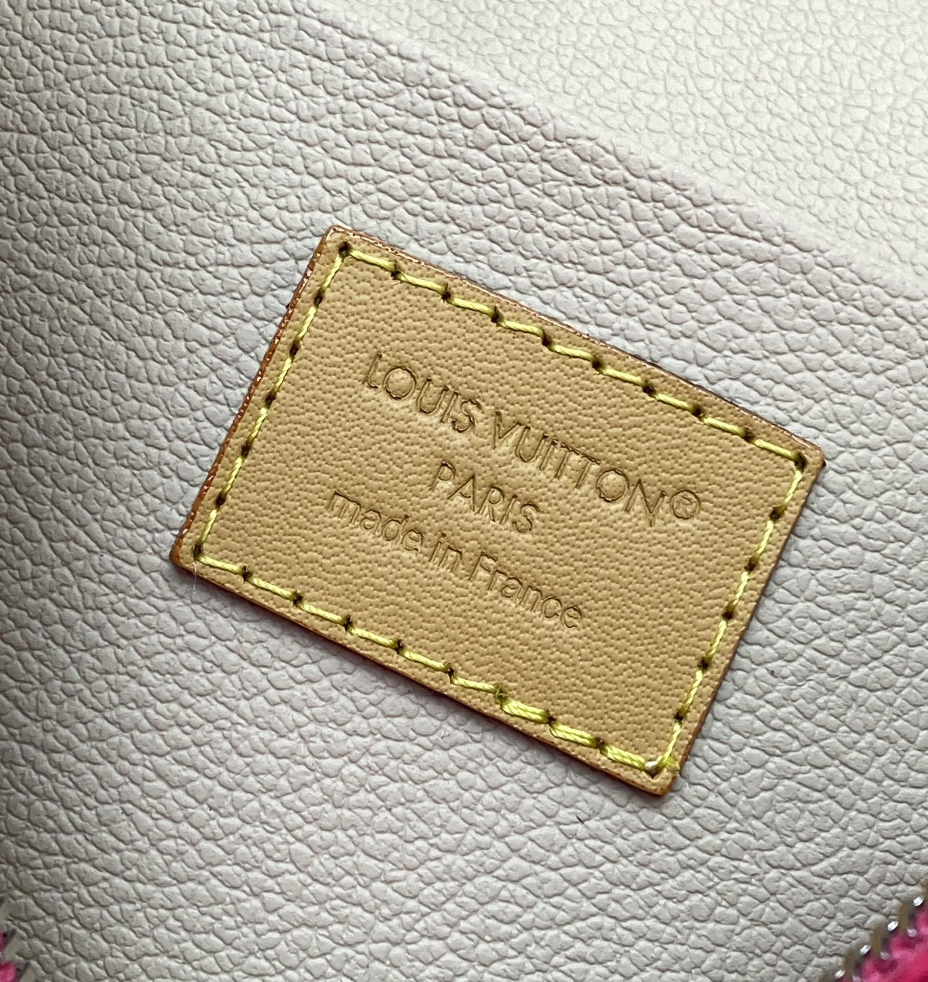 M44495！中号！枚红色！Nine BB mini化妆包此款以标志性的Nice化妆包为设计灵感来源，此