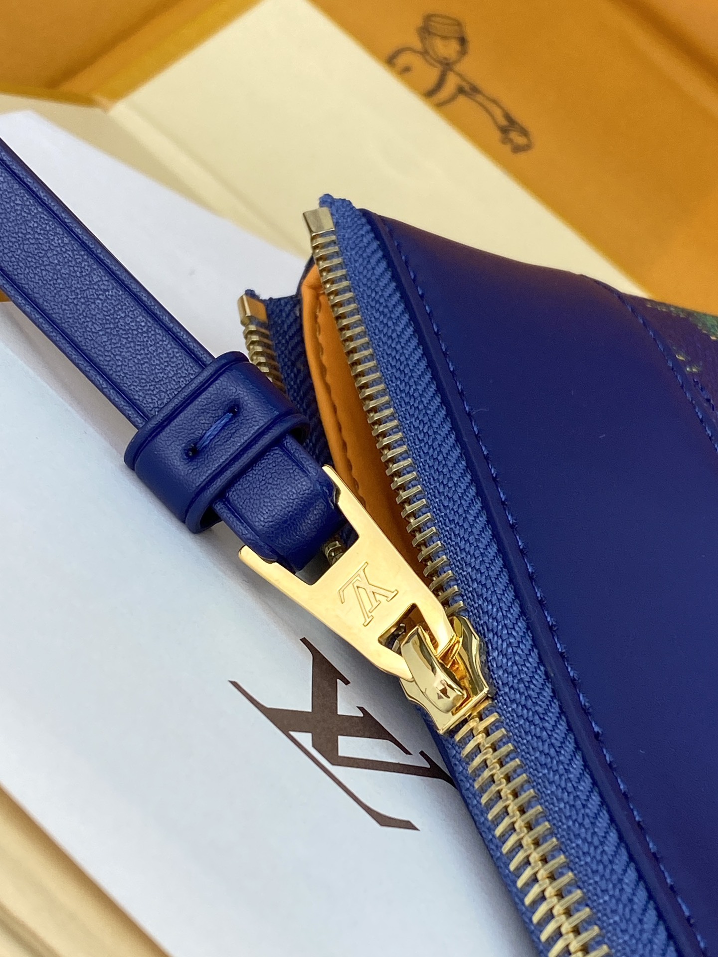 升级版本⚠️M11545 蓝条纹！POCHETTE VOYAGE SOUPLE 手拿包 Pochette