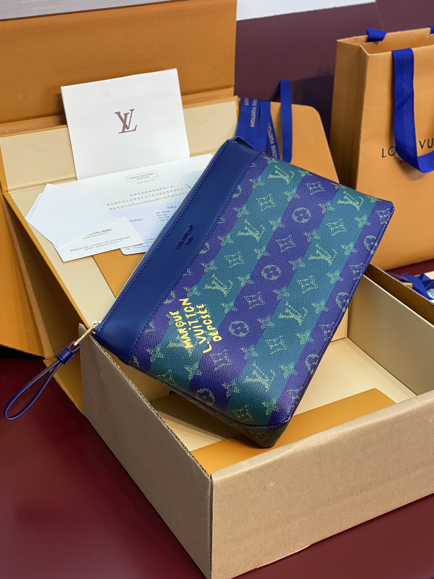 升级版本⚠️M11545 蓝条纹！POCHETTE VOYAGE SOUPLE 手拿包 Pochette