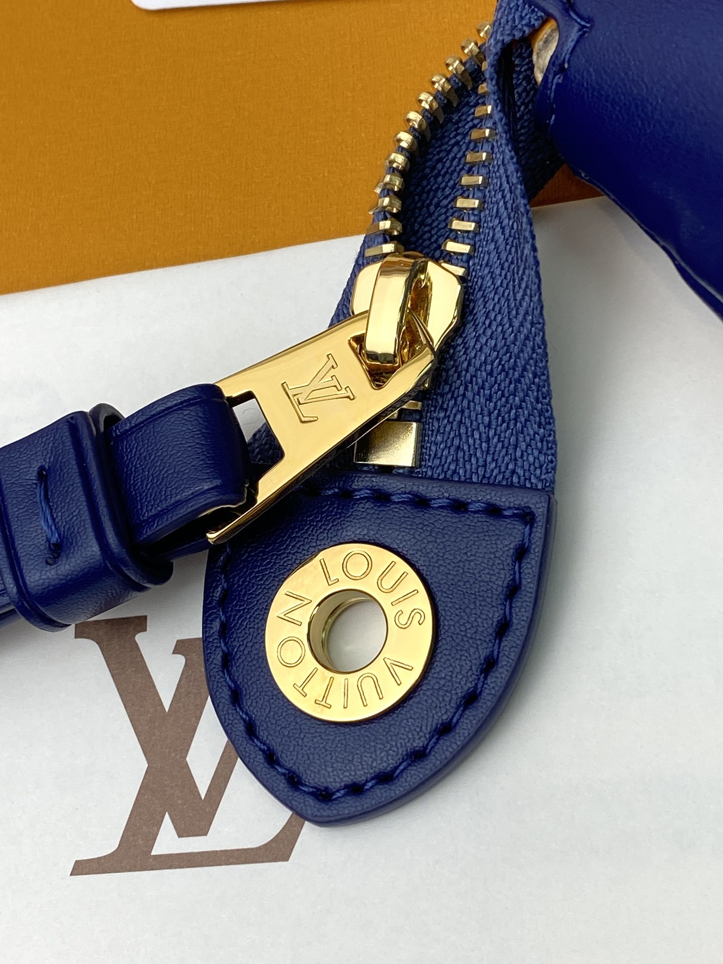 升级版本⚠️M11545 蓝条纹！POCHETTE VOYAGE SOUPLE 手拿包 Pochette