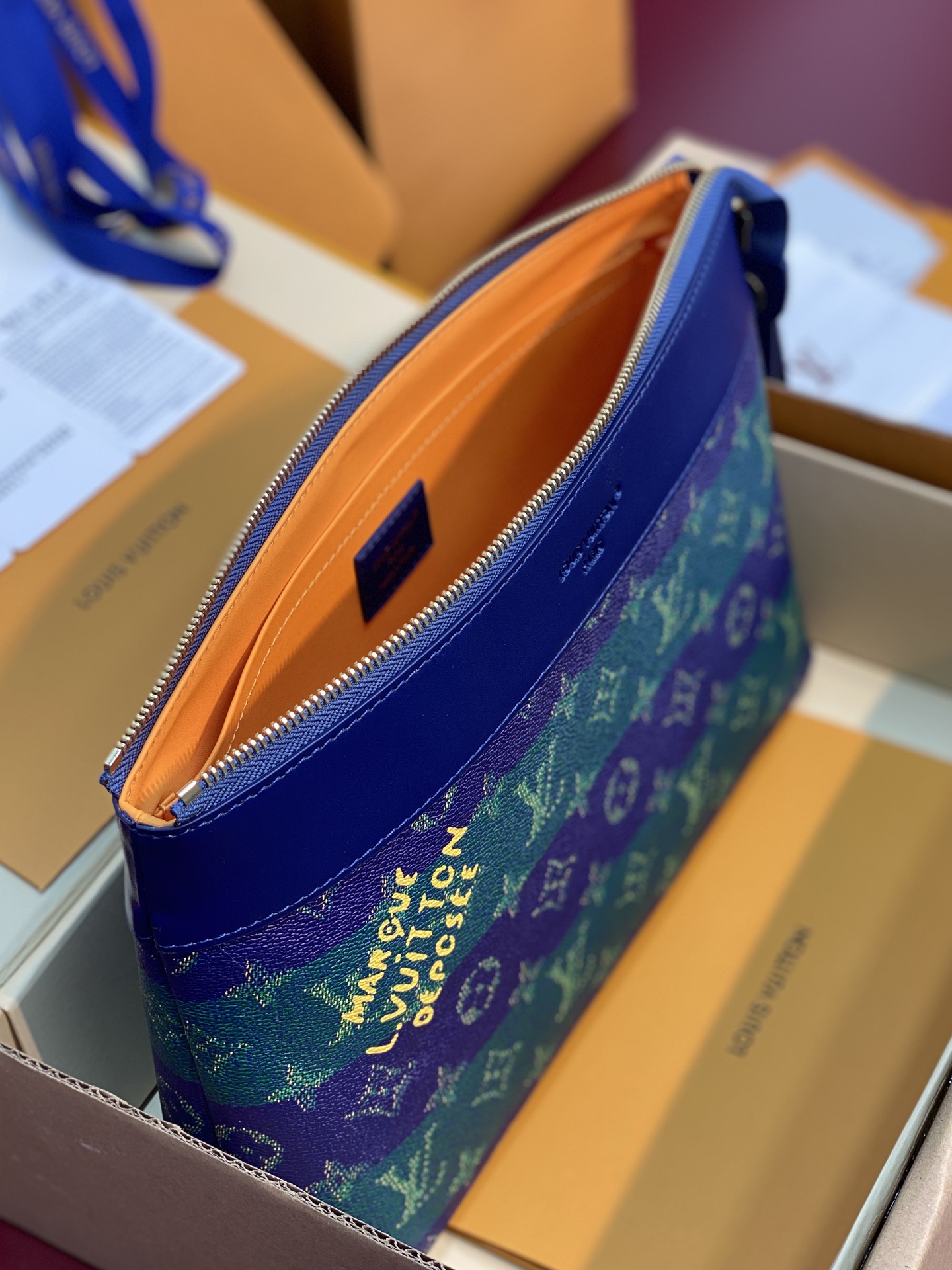 升级版本⚠️M11545 蓝条纹！POCHETTE VOYAGE SOUPLE 手拿包 Pochette