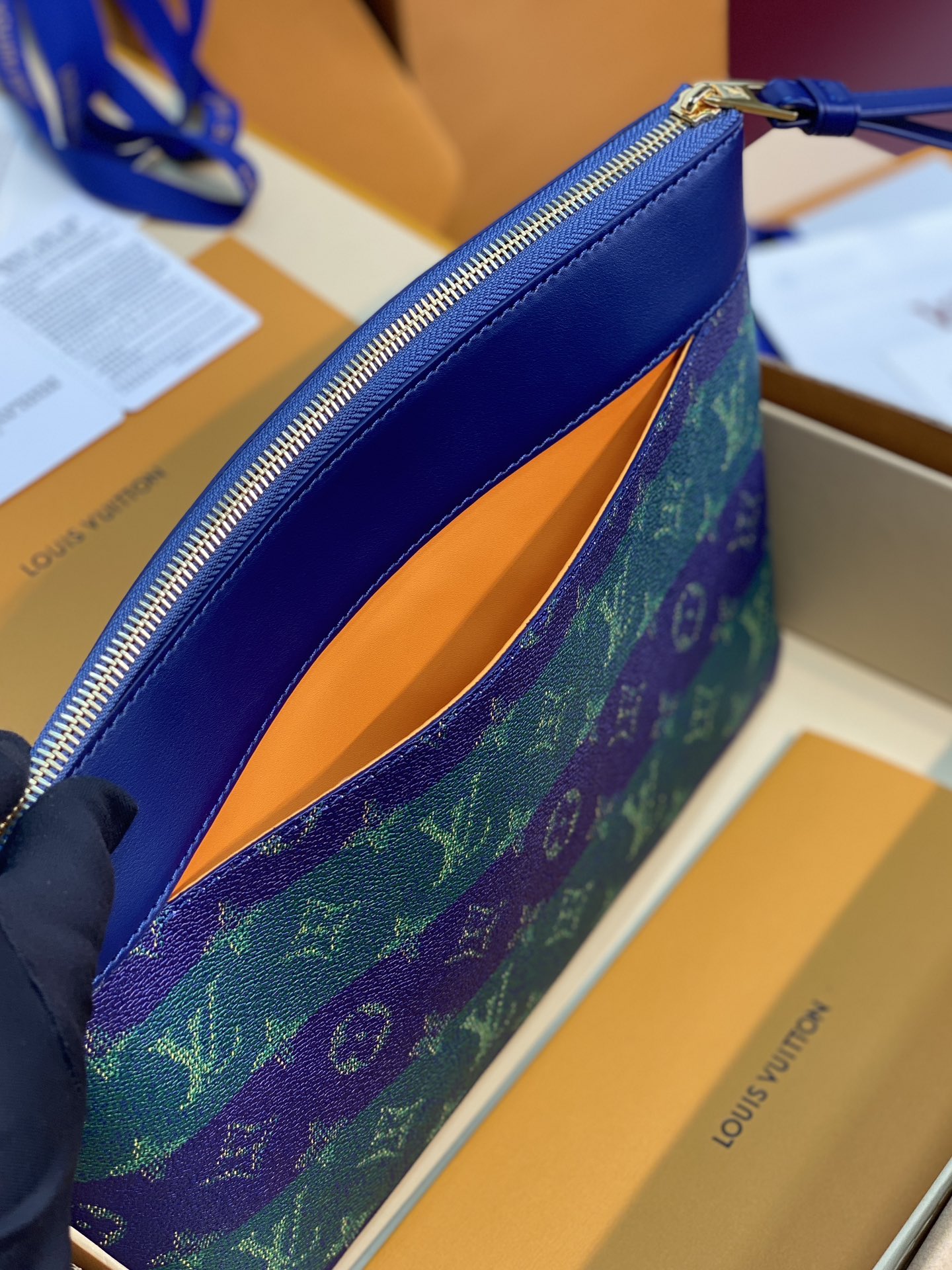 升级版本⚠️M11545 蓝条纹！POCHETTE VOYAGE SOUPLE 手拿包 Pochette