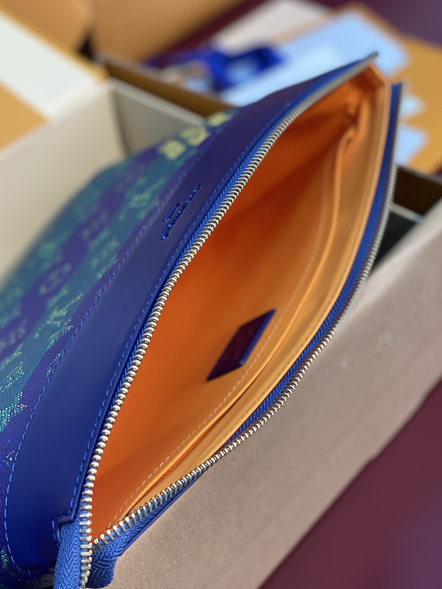 升级版本⚠️M11545 蓝条纹！POCHETTE VOYAGE SOUPLE 手拿包 Pochette