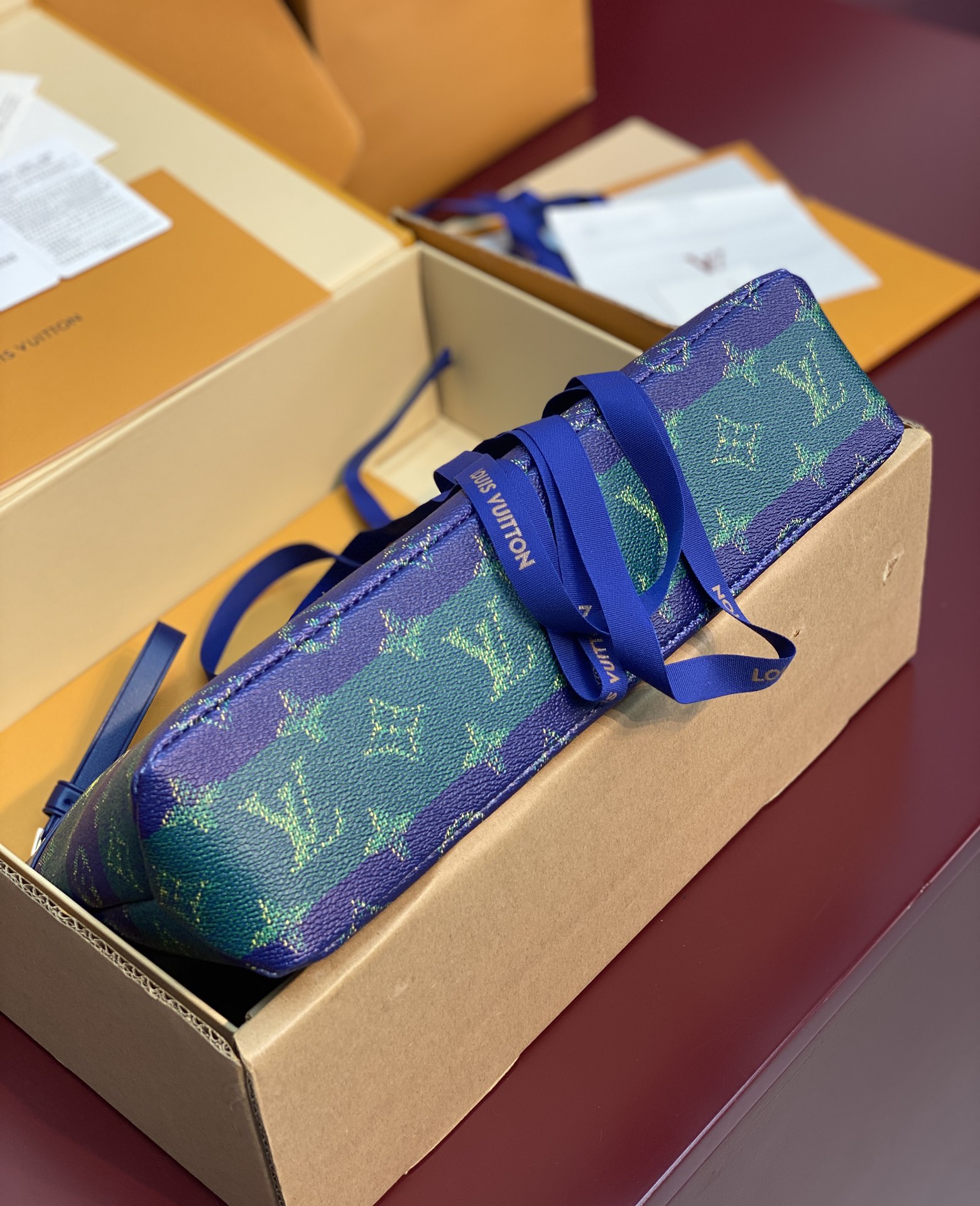 升级版本⚠️M11545 蓝条纹！POCHETTE VOYAGE SOUPLE 手拿包 Pochette