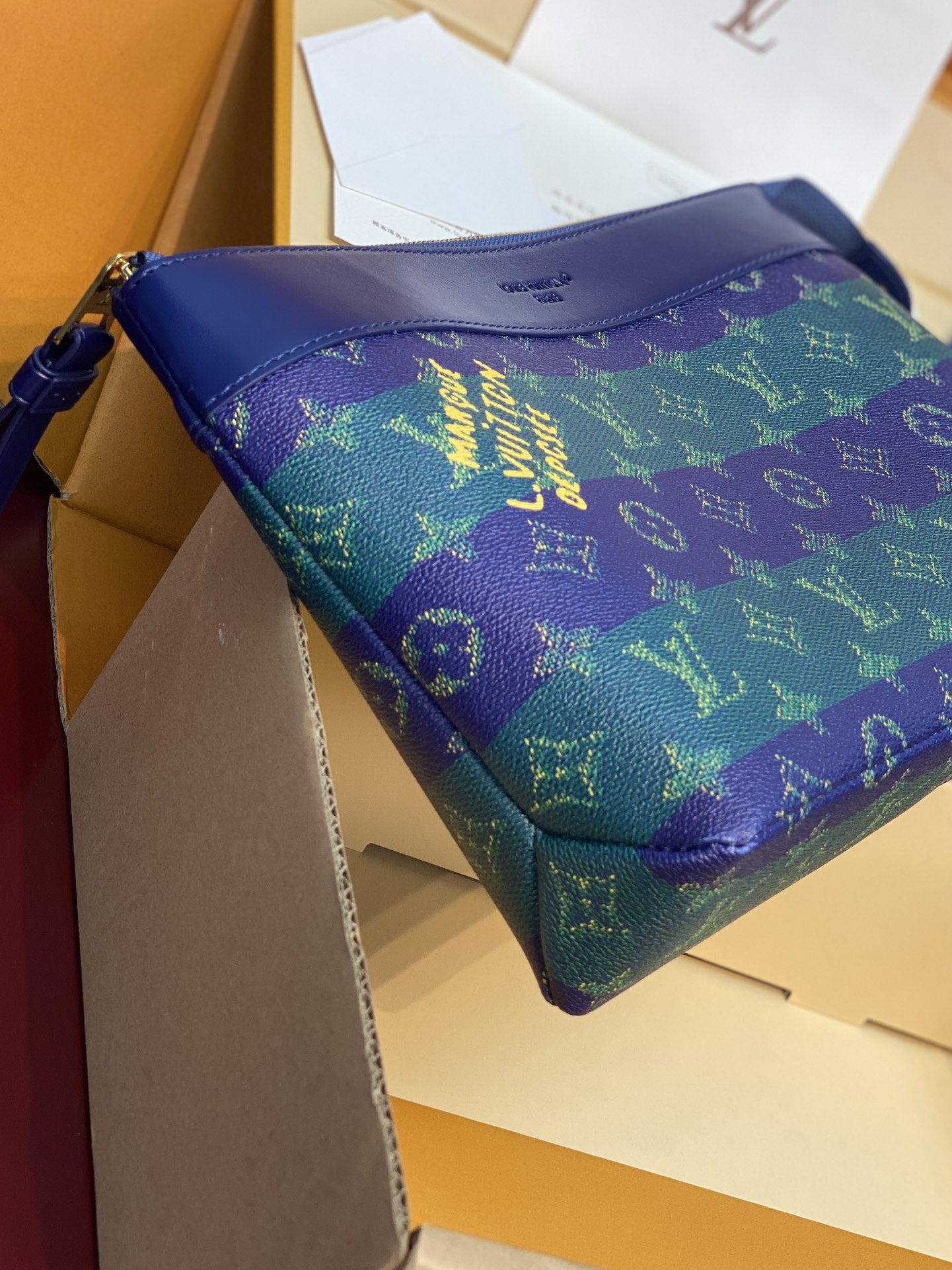 升级版本⚠️M11545 蓝条纹！POCHETTE VOYAGE SOUPLE 手拿包 Pochette