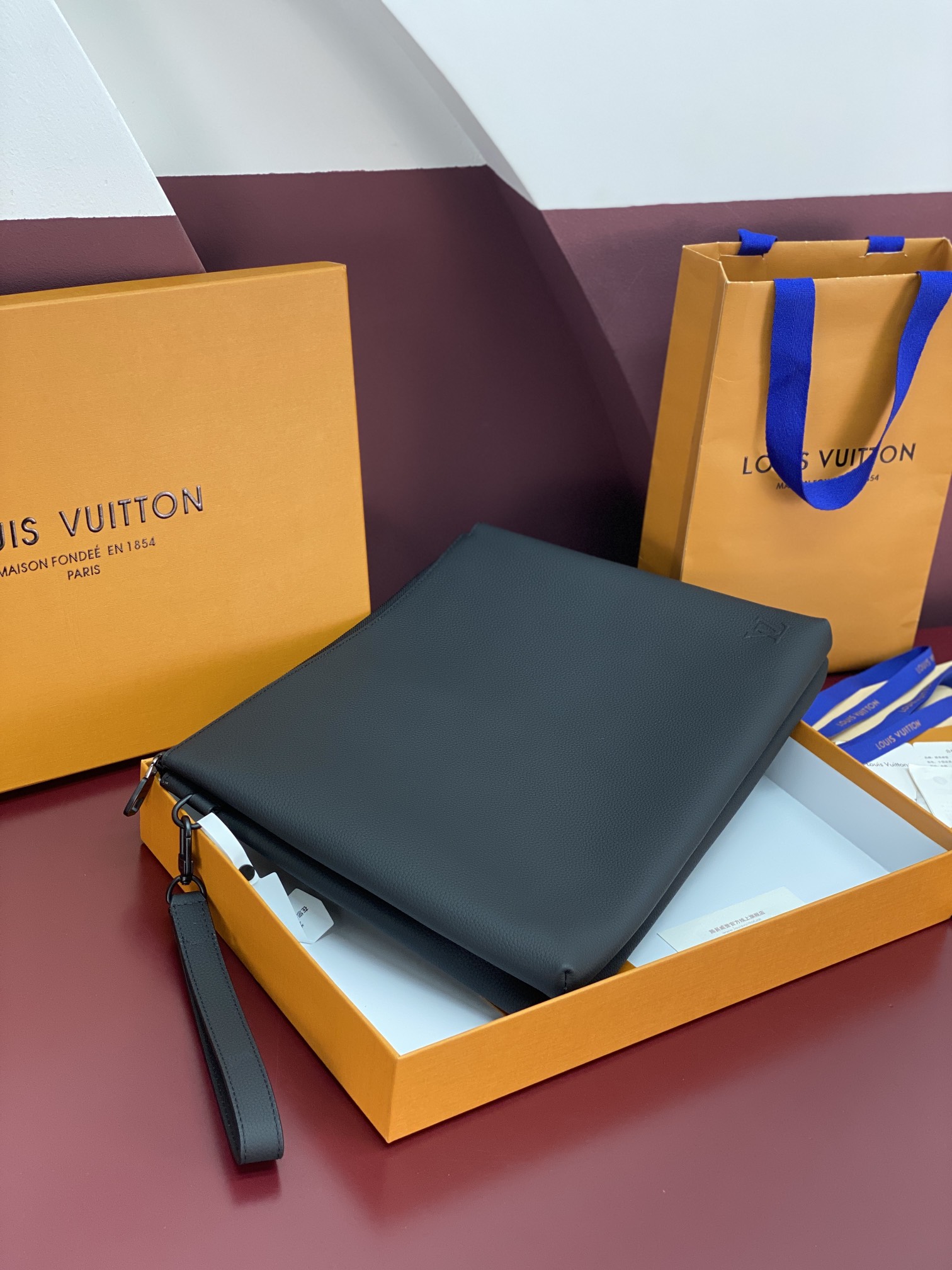 M25943黑色！(头层牛皮制作⚠️)Duo Pouch 手拿包 Duo口袋由牛皮革制成,带有三个独立的