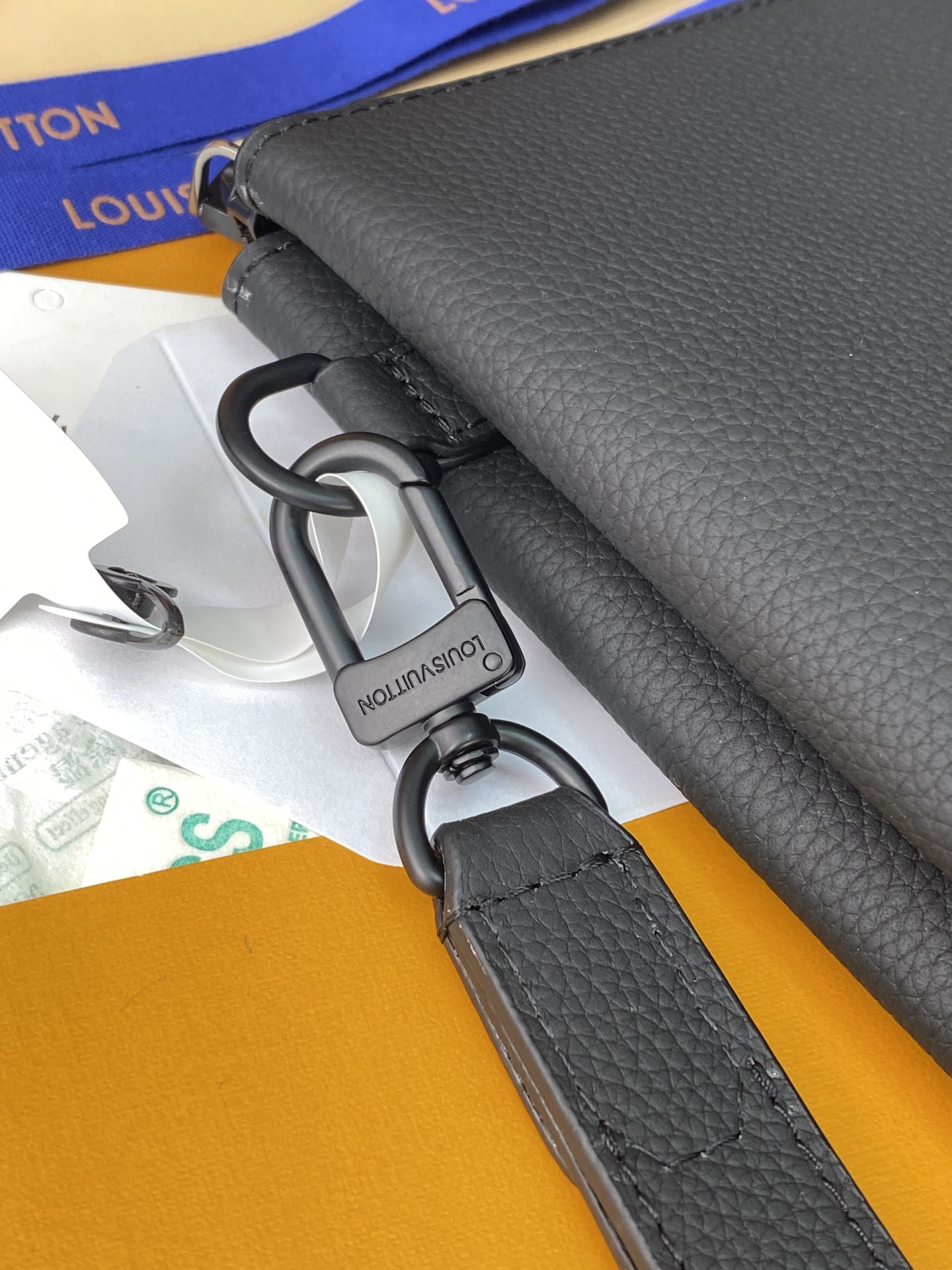 M25943黑色！(头层牛皮制作⚠️)Duo Pouch 手拿包 Duo口袋由牛皮革制成,带有三个独立的