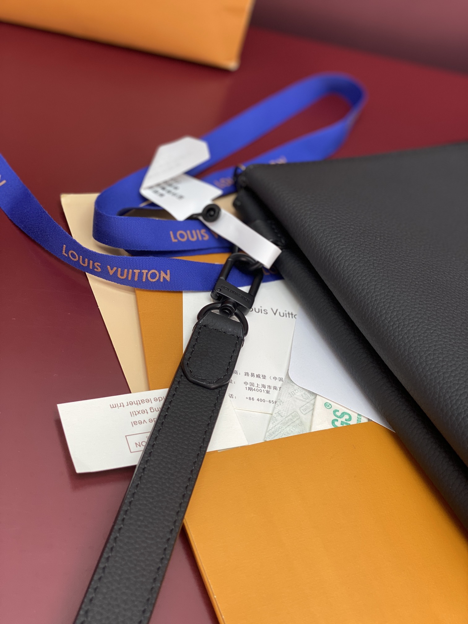 M25943黑色！(头层牛皮制作⚠️)Duo Pouch 手拿包 Duo口袋由牛皮革制成,带有三个独立的