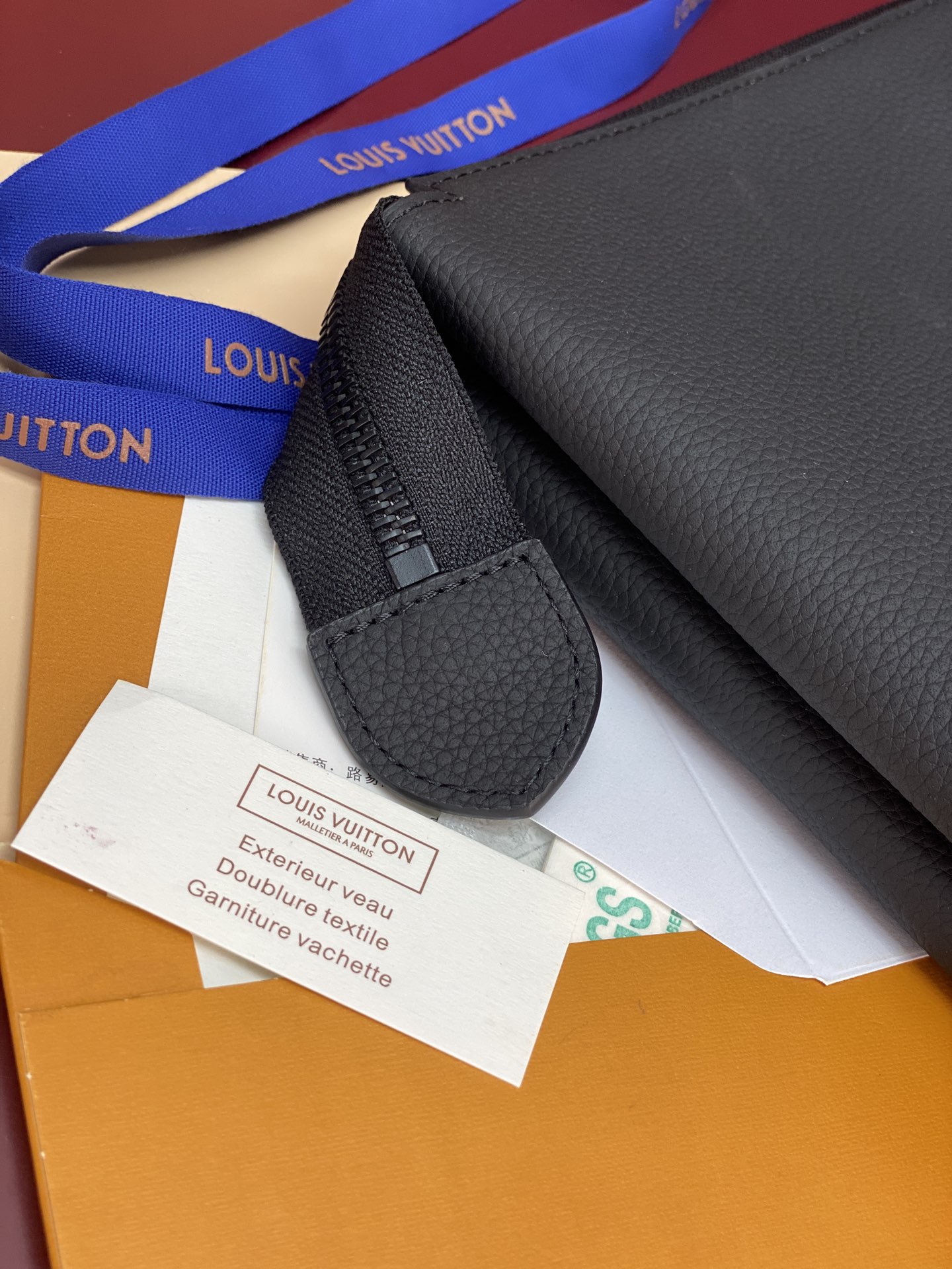 M25943黑色！(头层牛皮制作⚠️)Duo Pouch 手拿包 Duo口袋由牛皮革制成,带有三个独立的