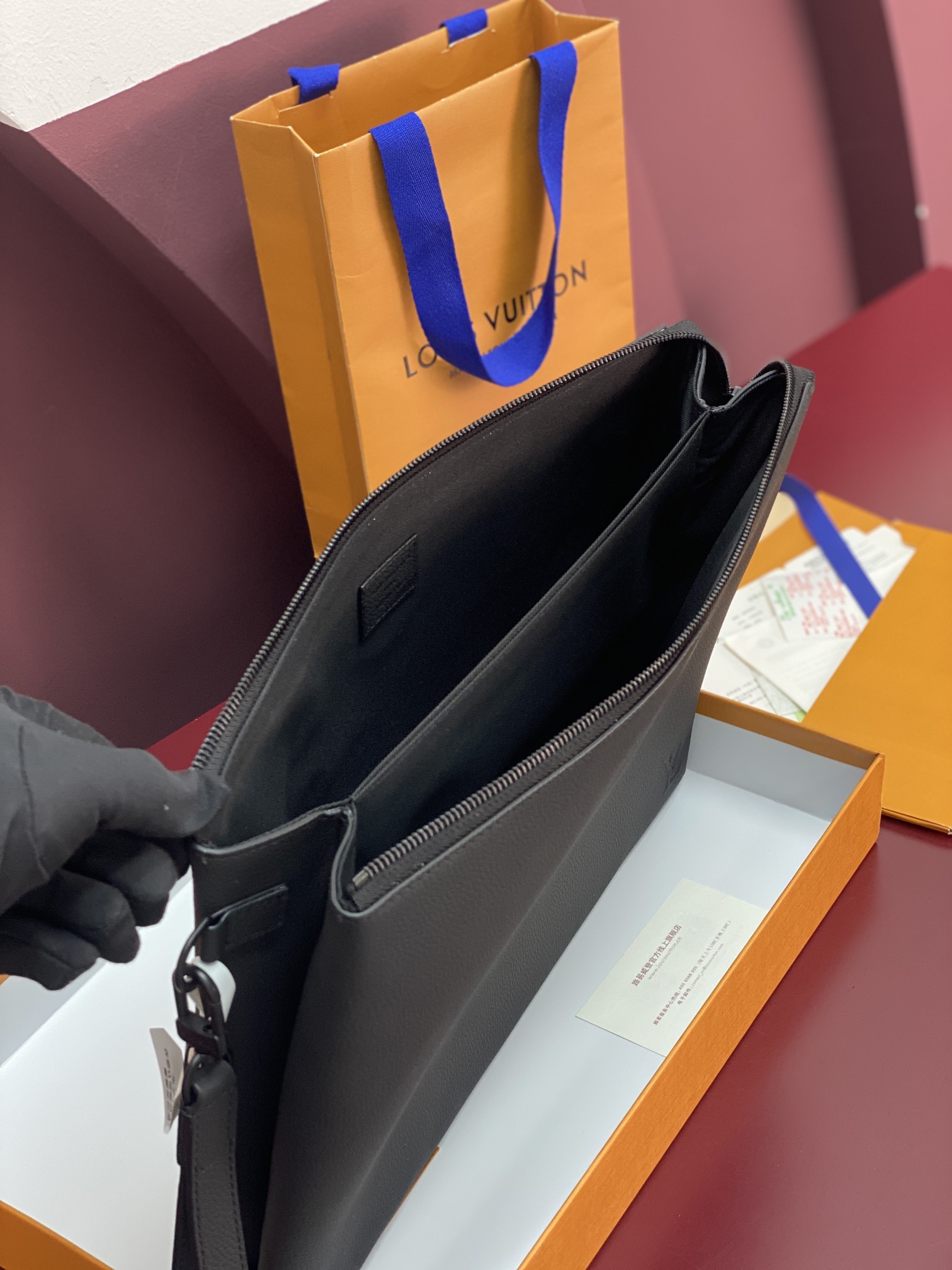 M25943黑色！(头层牛皮制作⚠️)Duo Pouch 手拿包 Duo口袋由牛皮革制成,带有三个独立的