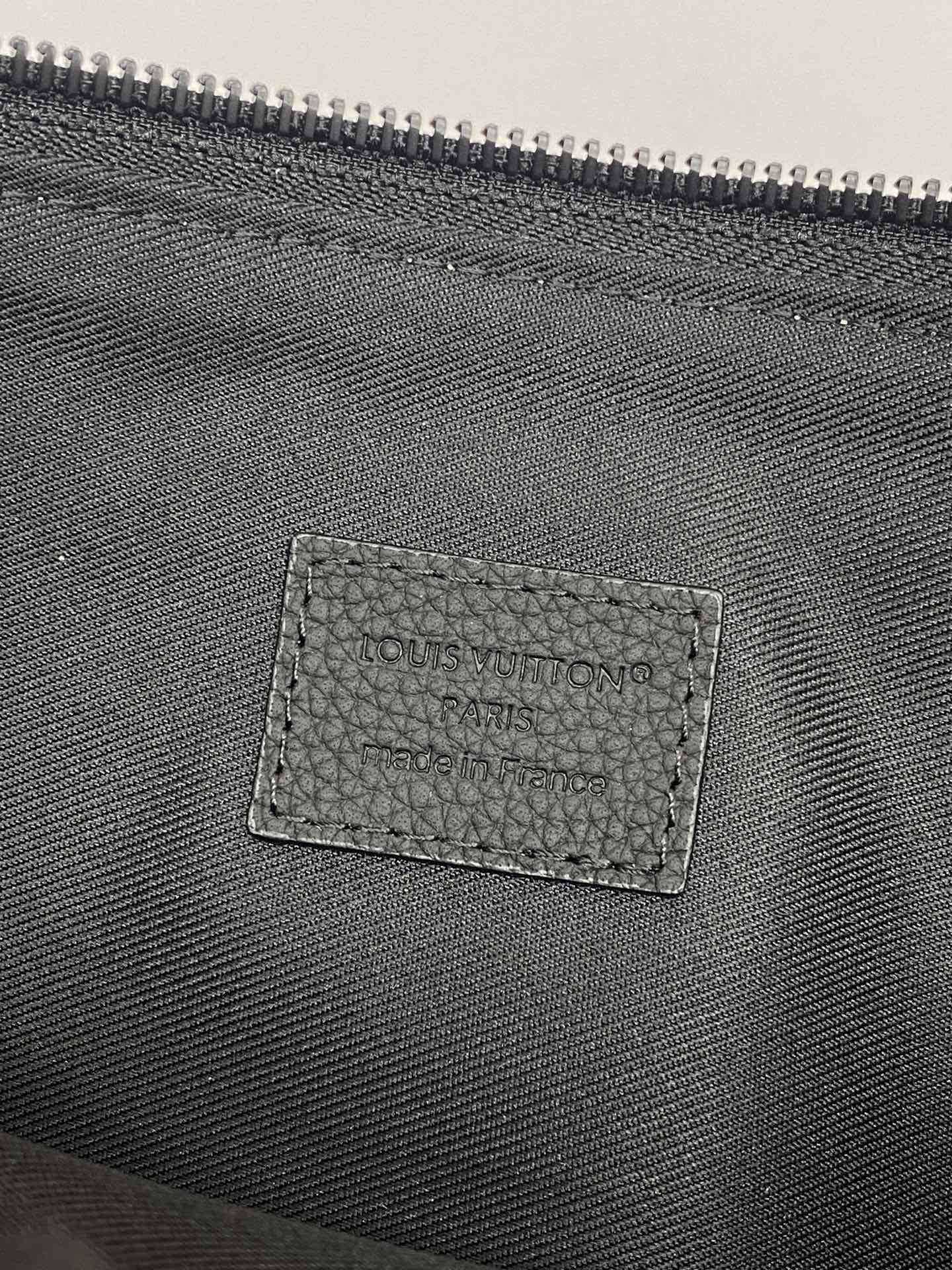 M25943黑色！(头层牛皮制作⚠️)Duo Pouch 手拿包 Duo口袋由牛皮革制成,带有三个独立的