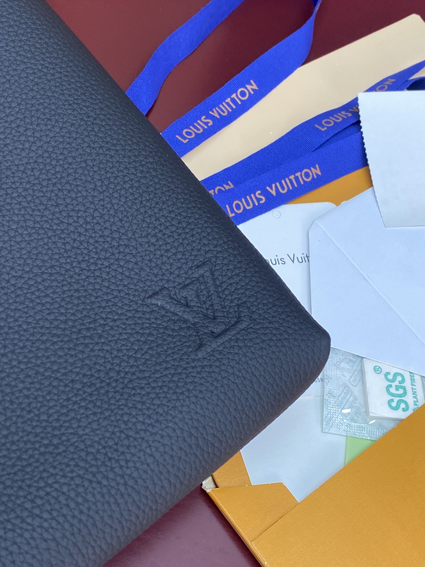 M25943黑色！(头层牛皮制作⚠️)Duo Pouch 手拿包 Duo口袋由牛皮革制成,带有三个独立的