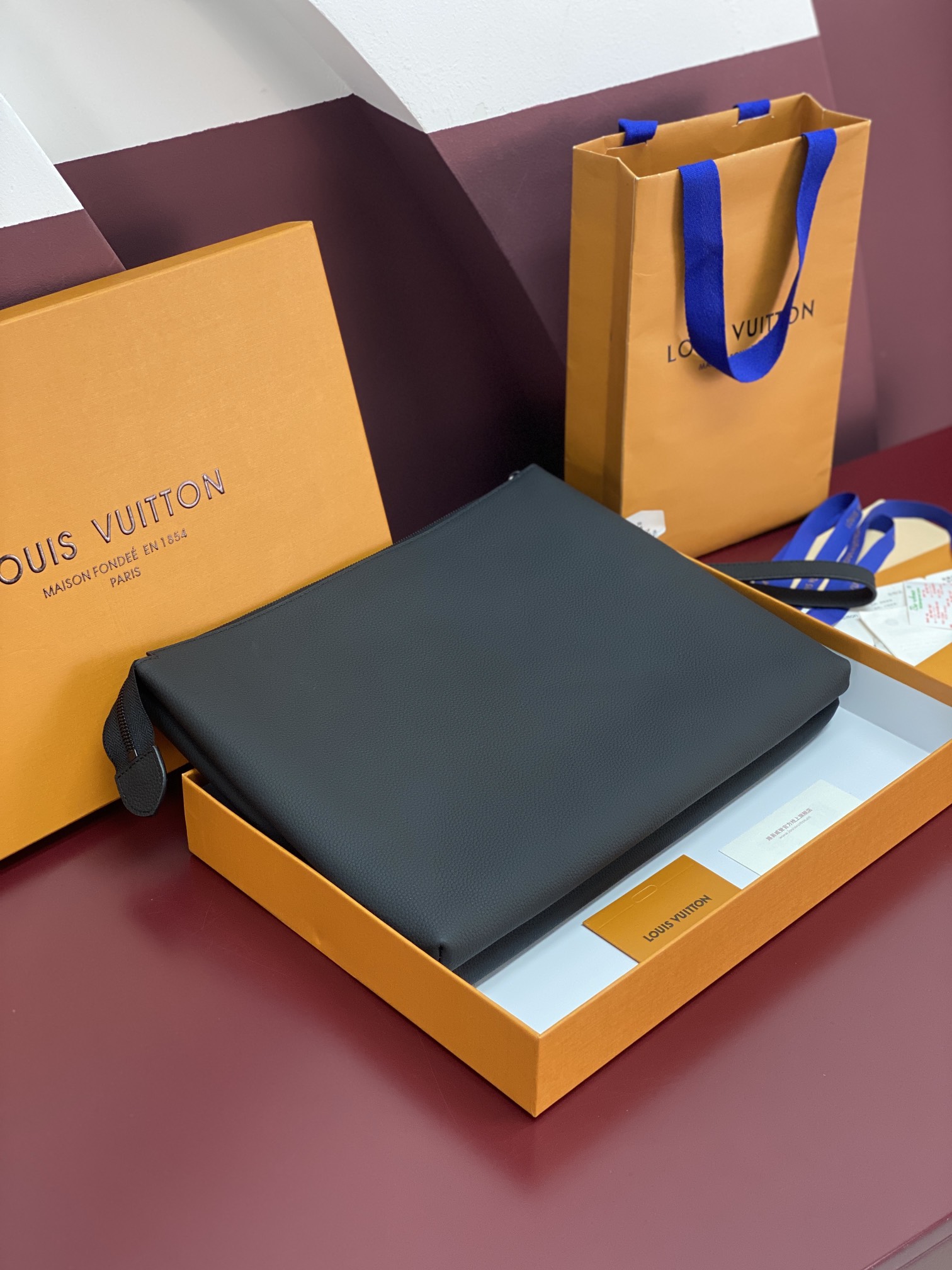 M25943黑色！(头层牛皮制作⚠️)Duo Pouch 手拿包 Duo口袋由牛皮革制成,带有三个独立的