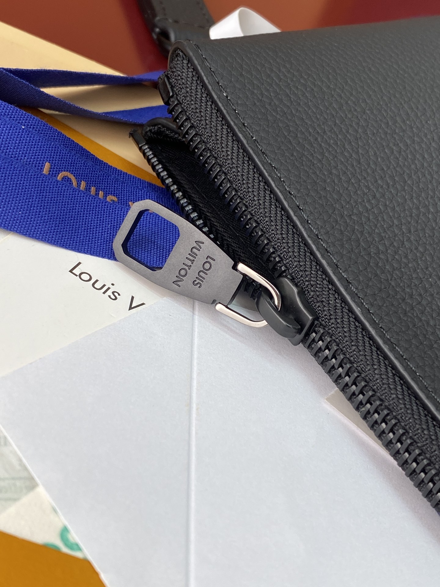 M25943黑色！(头层牛皮制作⚠️)Duo Pouch 手拿包 Duo口袋由牛皮革制成,带有三个独立的