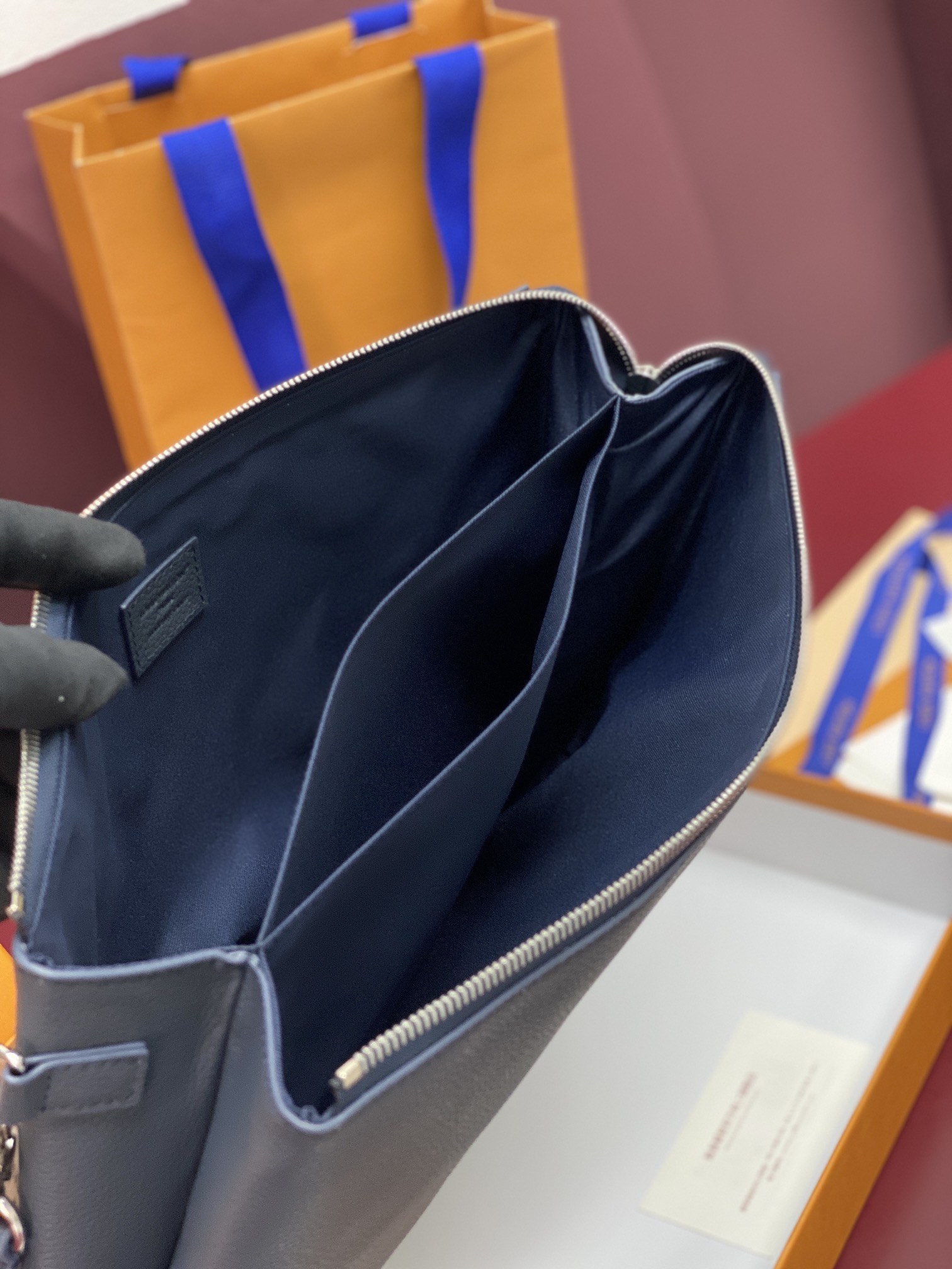 M25943蓝色！(头层牛皮制作⚠️)Duo Pouch 手拿包 Duo口袋由牛皮革制成,带有三个独立的