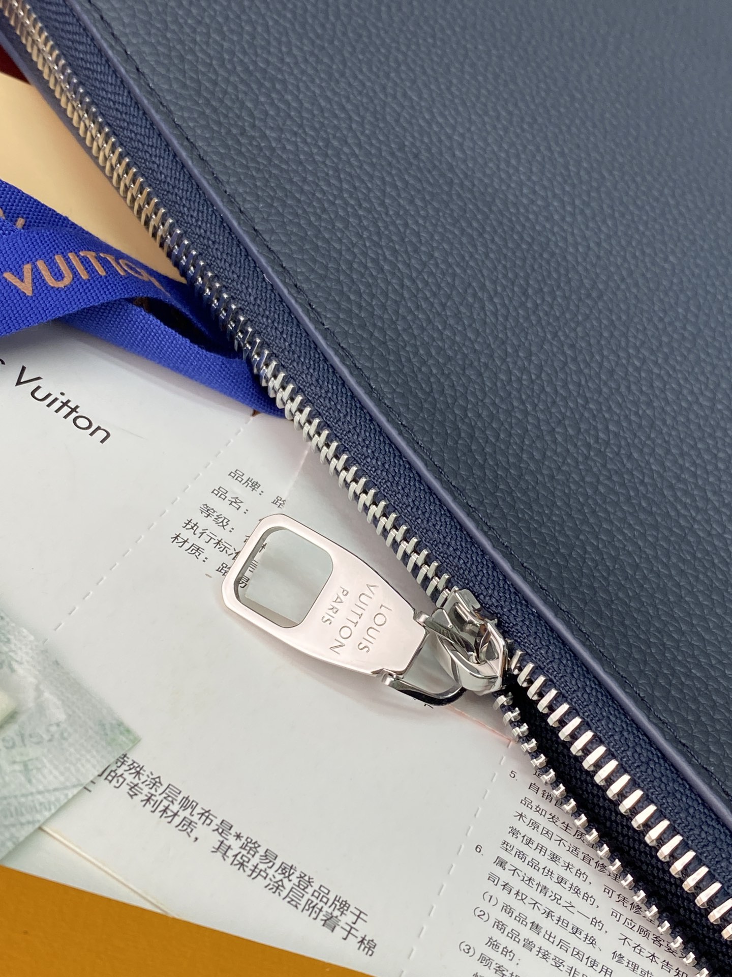 M25943蓝色！(头层牛皮制作⚠️)Duo Pouch 手拿包 Duo口袋由牛皮革制成,带有三个独立的