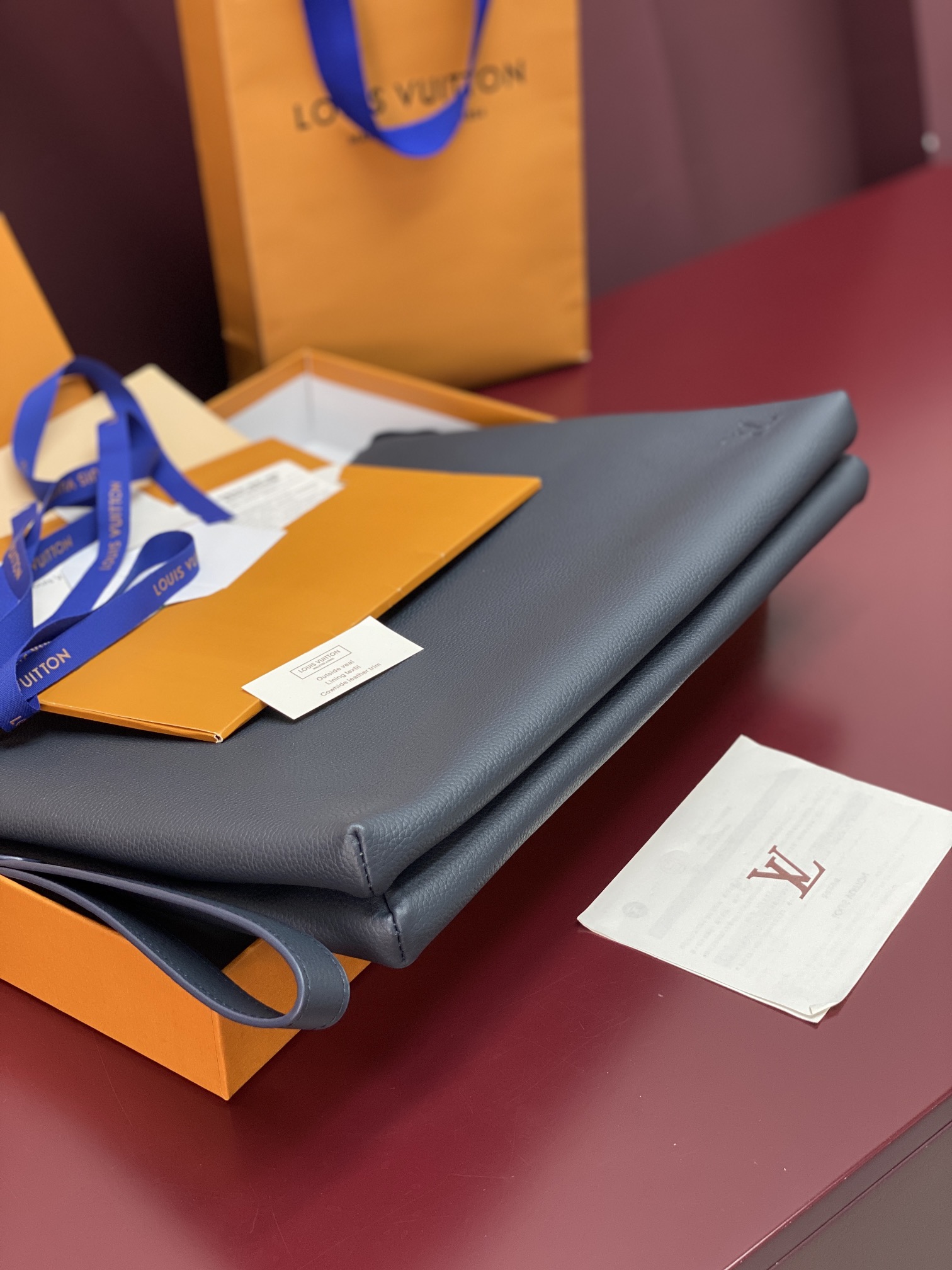 M25943蓝色！(头层牛皮制作⚠️)Duo Pouch 手拿包 Duo口袋由牛皮革制成,带有三个独立的