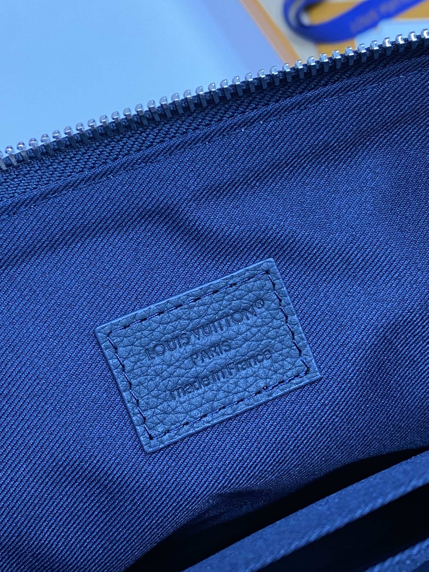 M25943蓝色！(头层牛皮制作⚠️)Duo Pouch 手拿包 Duo口袋由牛皮革制成,带有三个独立的