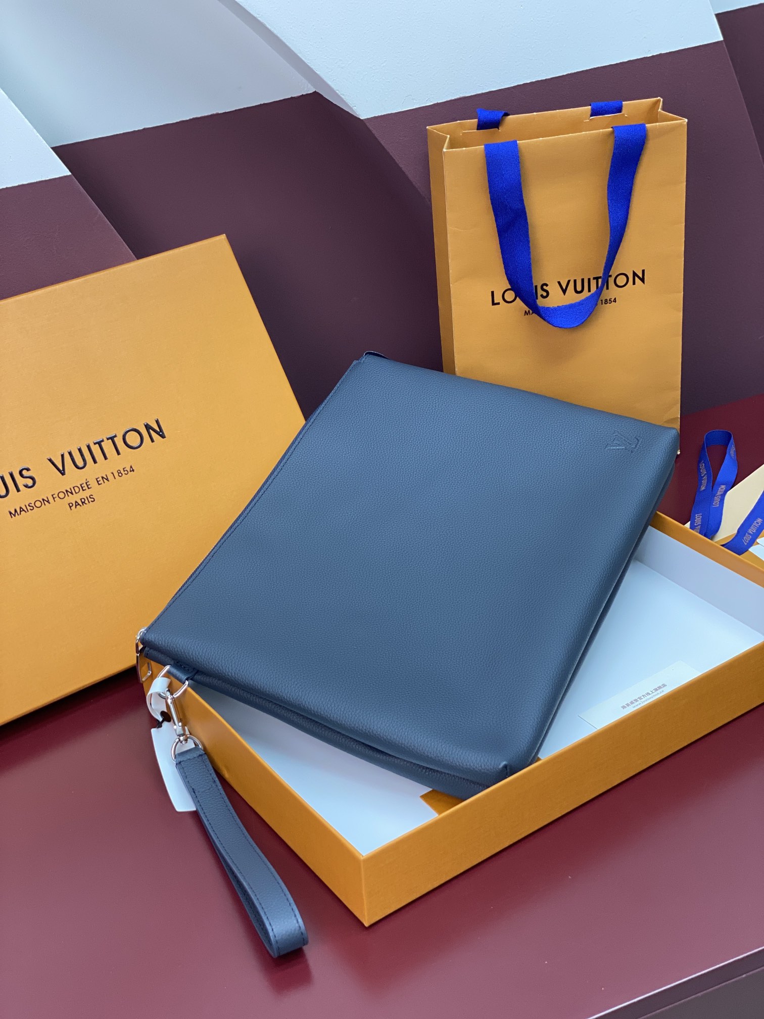 M25943蓝色！(头层牛皮制作⚠️)Duo Pouch 手拿包 Duo口袋由牛皮革制成,带有三个独立的