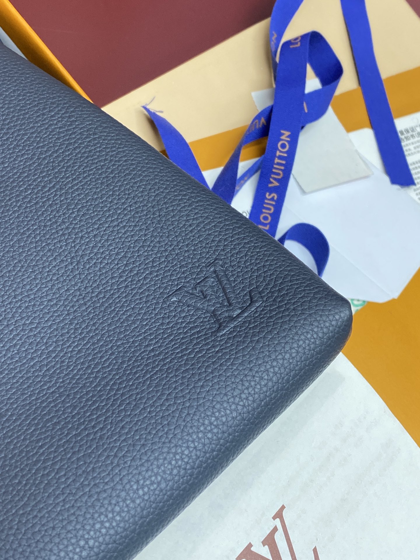 M25943蓝色！(头层牛皮制作⚠️)Duo Pouch 手拿包 Duo口袋由牛皮革制成,带有三个独立的