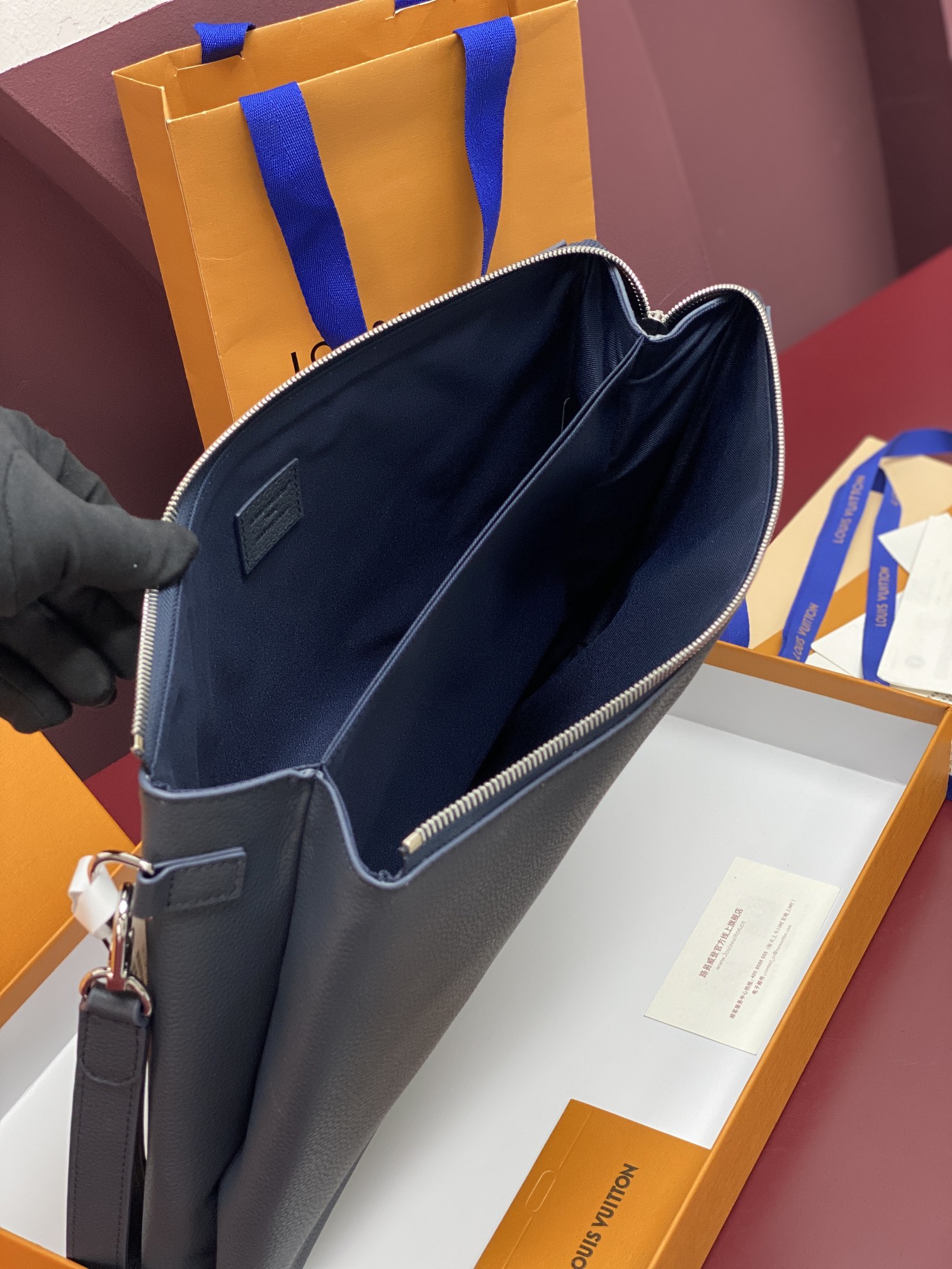 M25943蓝色！(头层牛皮制作⚠️)Duo Pouch 手拿包 Duo口袋由牛皮革制成,带有三个独立的