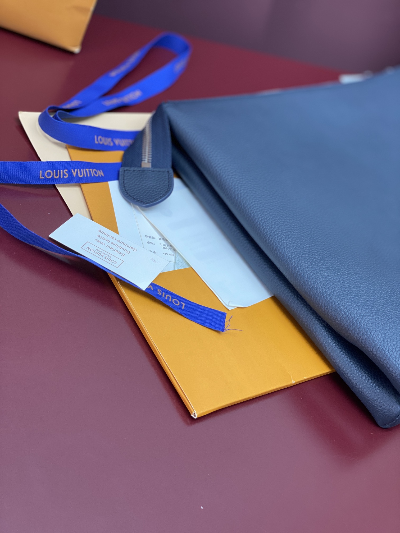 M25943蓝色！(头层牛皮制作⚠️)Duo Pouch 手拿包 Duo口袋由牛皮革制成,带有三个独立的