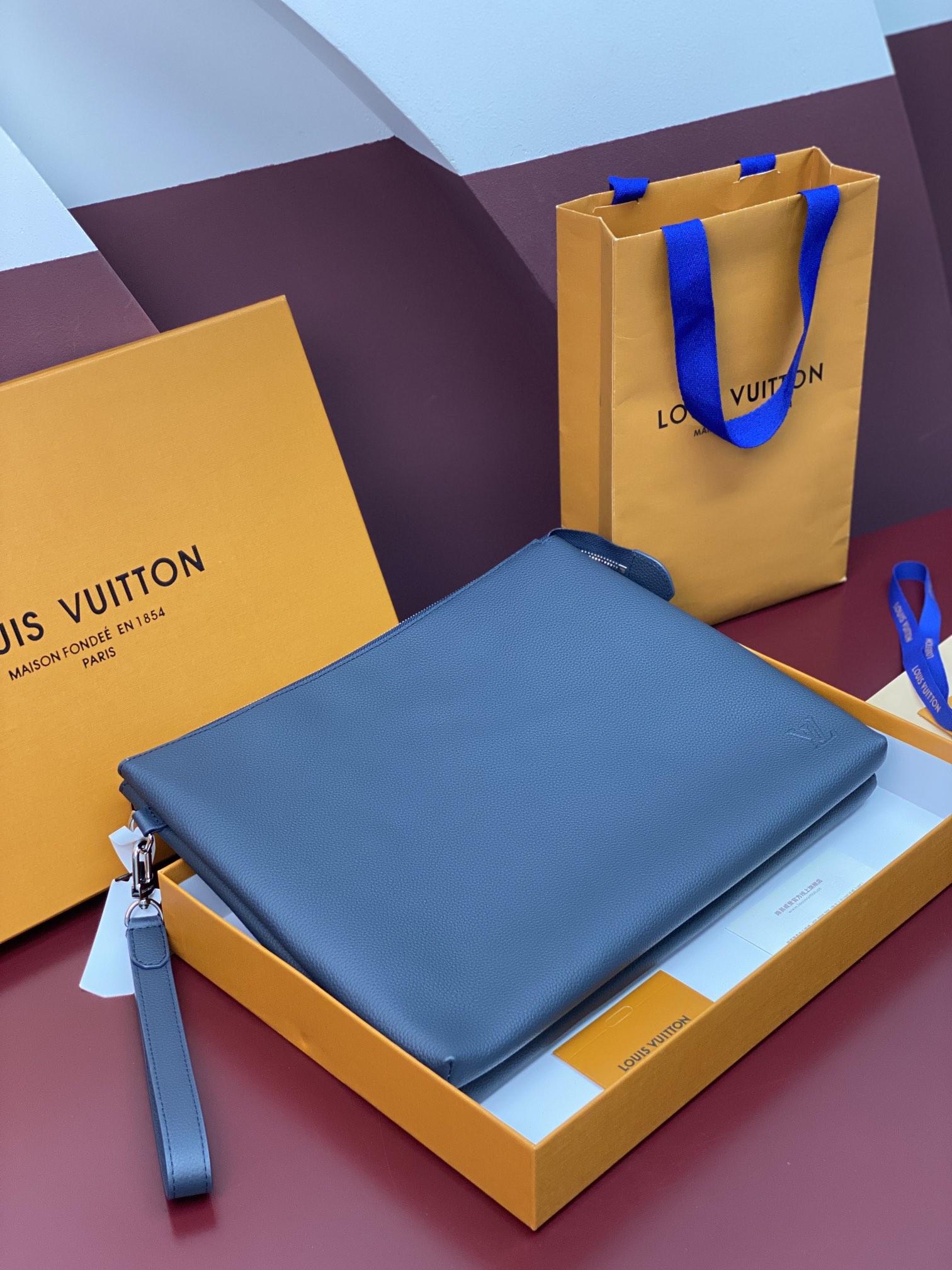 M25943蓝色！(头层牛皮制作⚠️)Duo Pouch 手拿包 Duo口袋由牛皮革制成,带有三个独立的