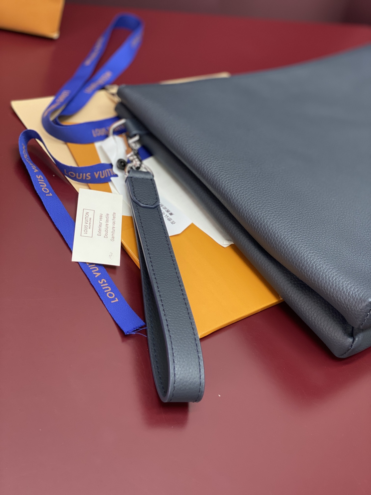 M25943蓝色！(头层牛皮制作⚠️)Duo Pouch 手拿包 Duo口袋由牛皮革制成,带有三个独立的