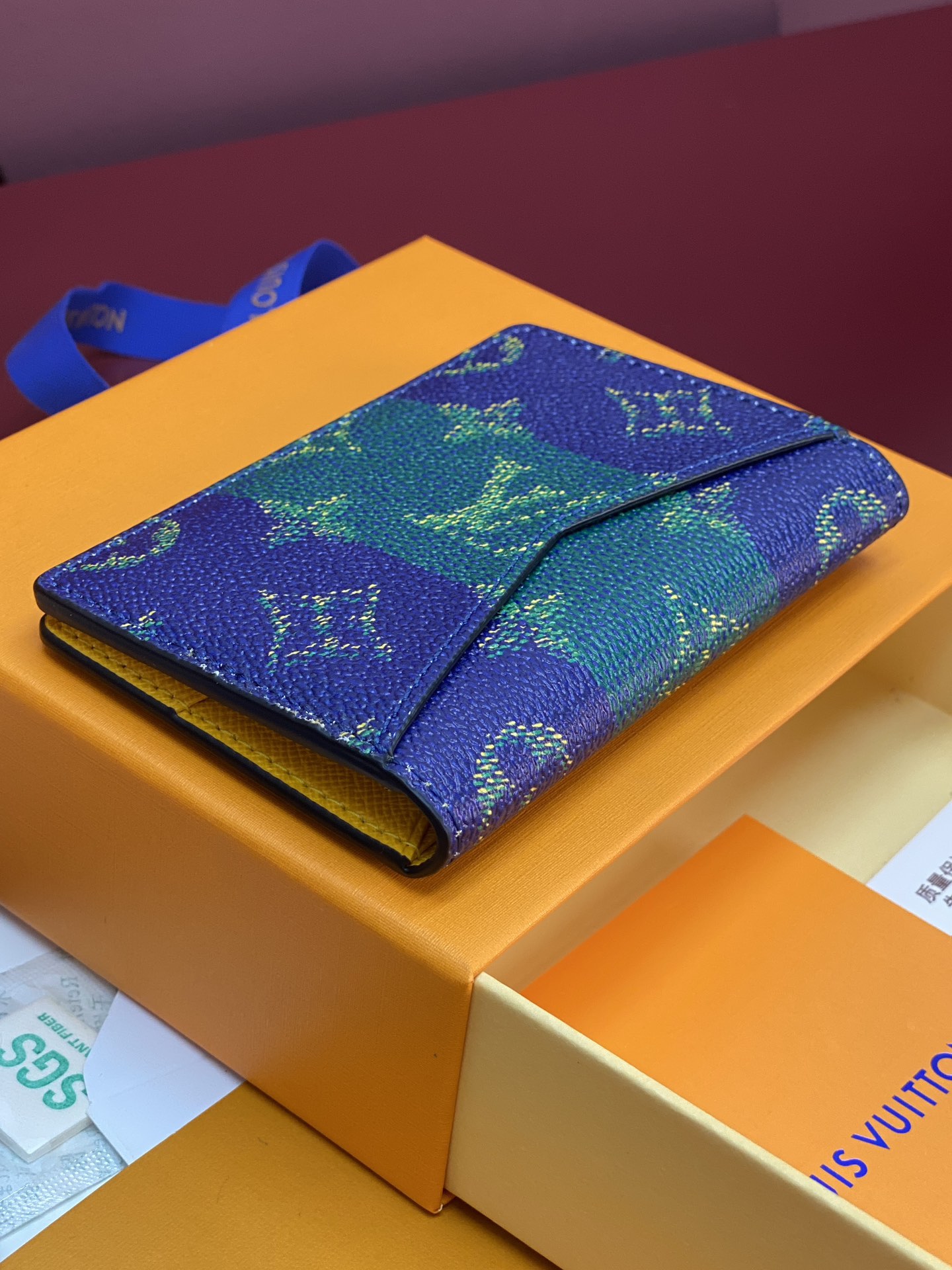 M25794 口袋钱夹！本款口袋钱夹为 Monogram Heritage 涂层帆布搭配牛皮革条纹内衬，