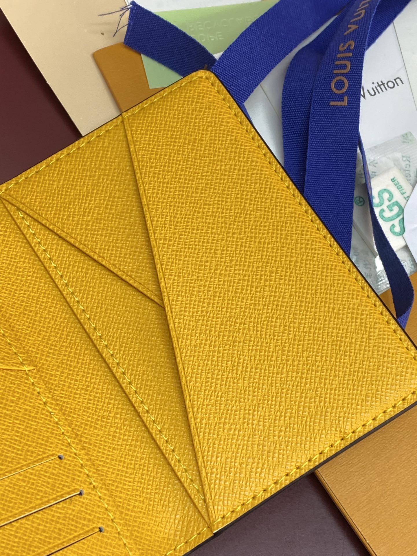 M25794 口袋钱夹！本款口袋钱夹为 Monogram Heritage 涂层帆布搭配牛皮革条纹内衬，