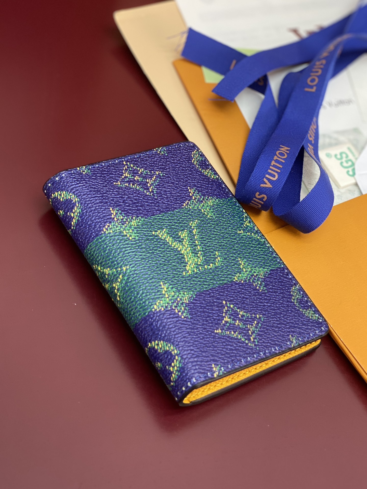 M25794 口袋钱夹！本款口袋钱夹为 Monogram Heritage 涂层帆布搭配牛皮革条纹内衬，