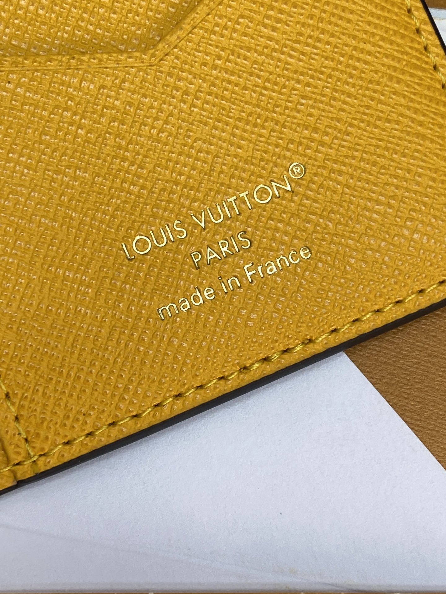 M25794 口袋钱夹！本款口袋钱夹为 Monogram Heritage 涂层帆布搭配牛皮革条纹内衬，