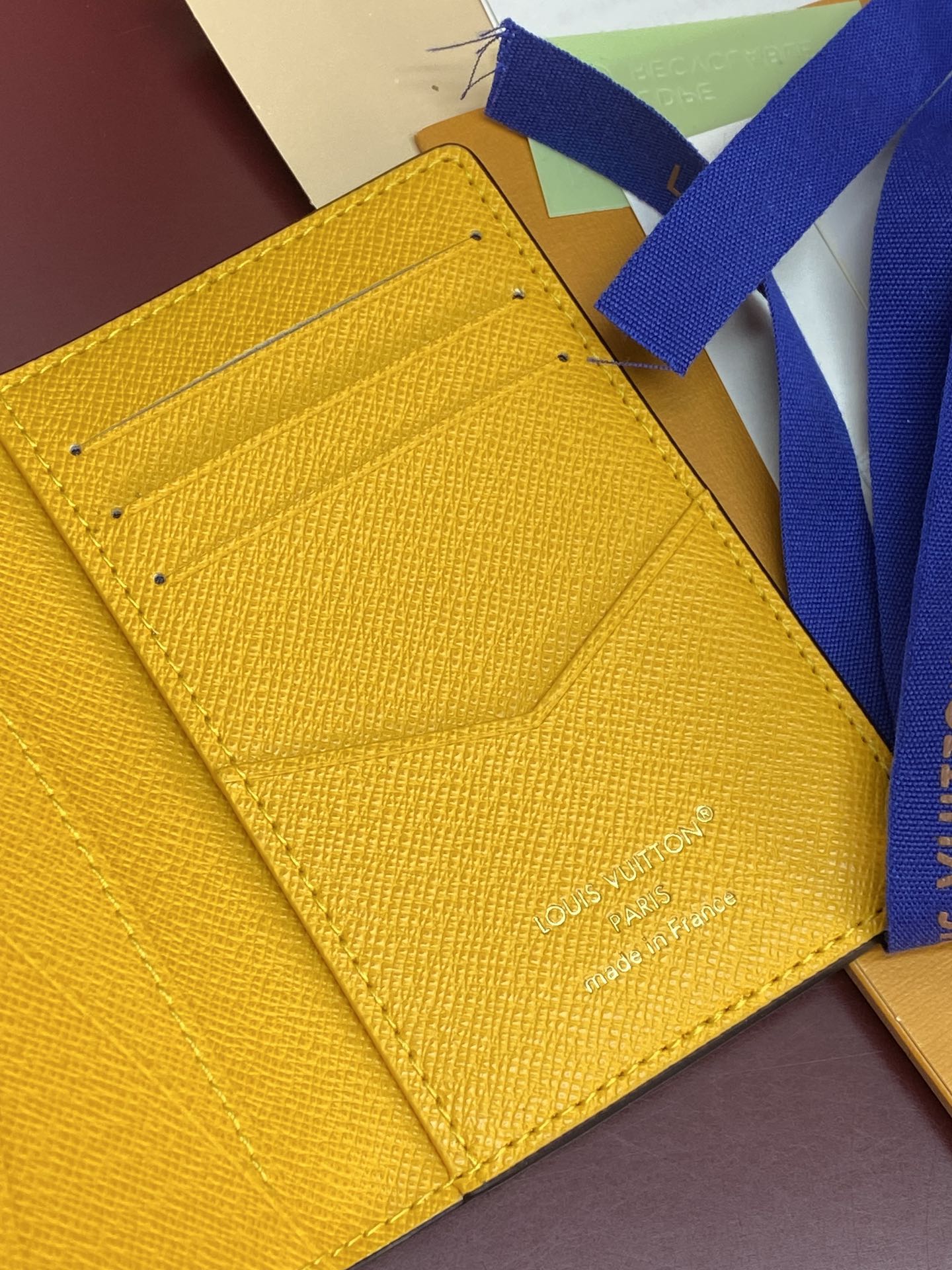 M25794 口袋钱夹！本款口袋钱夹为 Monogram Heritage 涂层帆布搭配牛皮革条纹内衬，