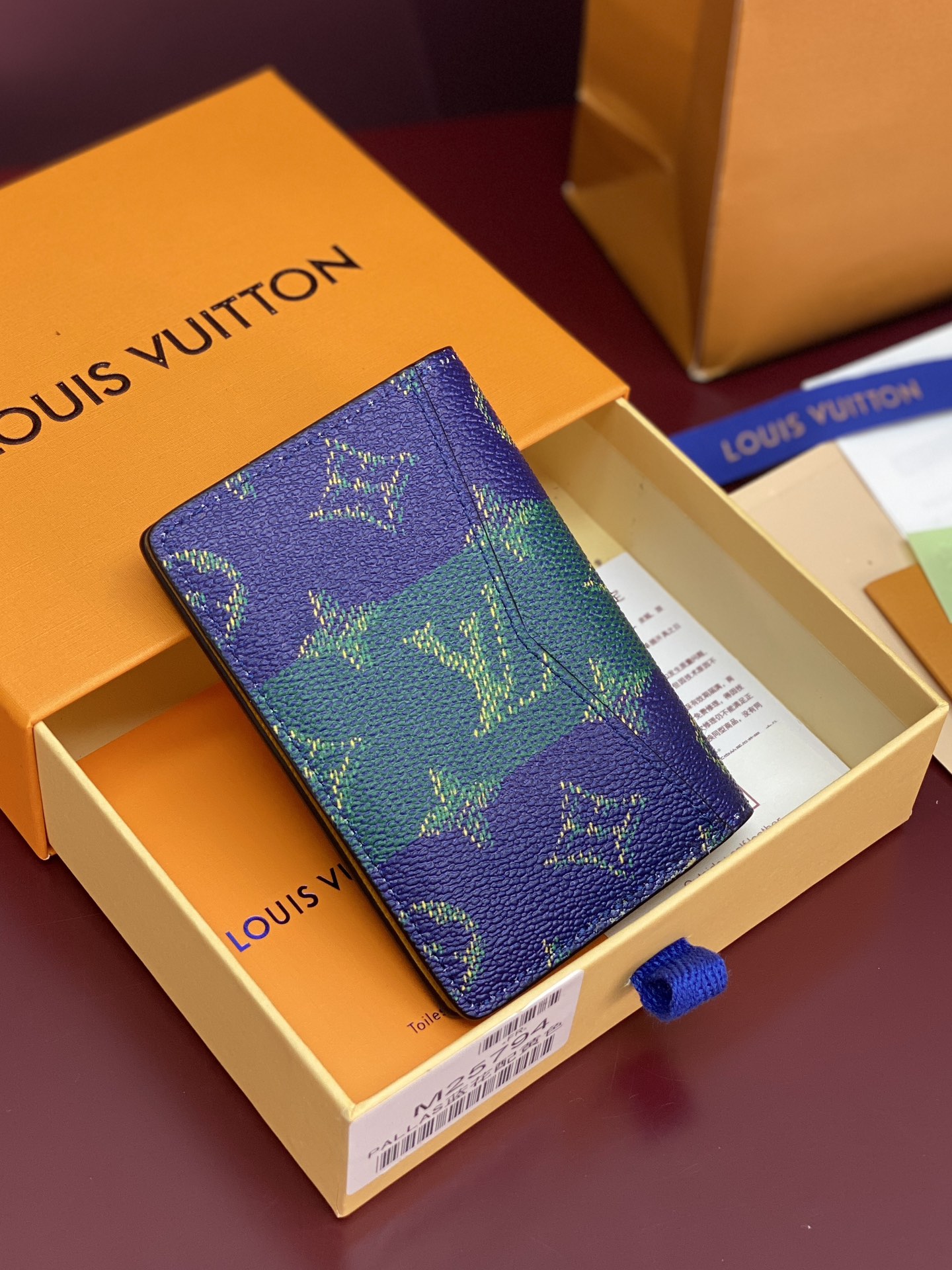 M25794 口袋钱夹！本款口袋钱夹为 Monogram Heritage 涂层帆布搭配牛皮革条纹内衬，