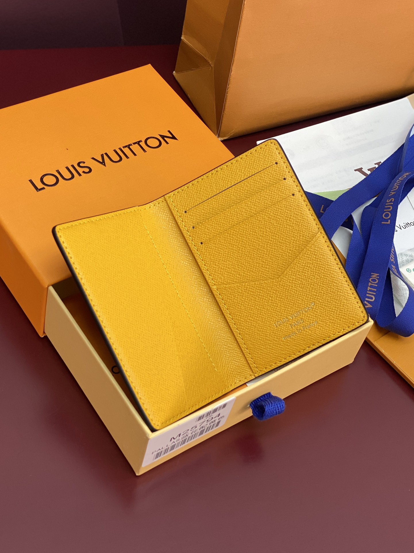 M25794 口袋钱夹！本款口袋钱夹为 Monogram Heritage 涂层帆布搭配牛皮革条纹内衬，