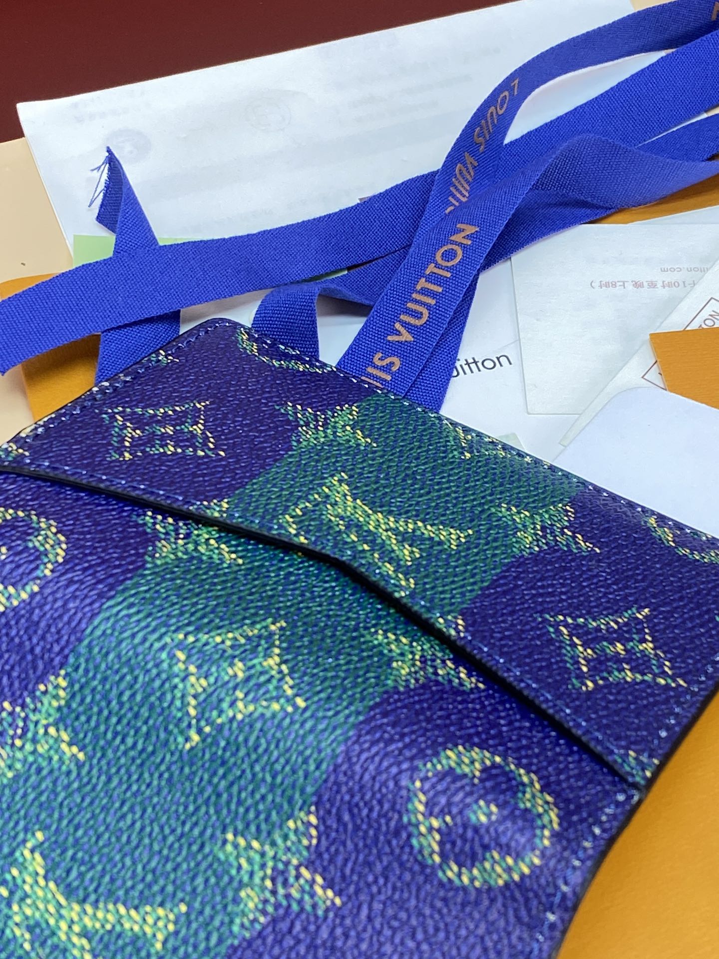 M25794 口袋钱夹！本款口袋钱夹为 Monogram Heritage 涂层帆布搭配牛皮革条纹内衬，