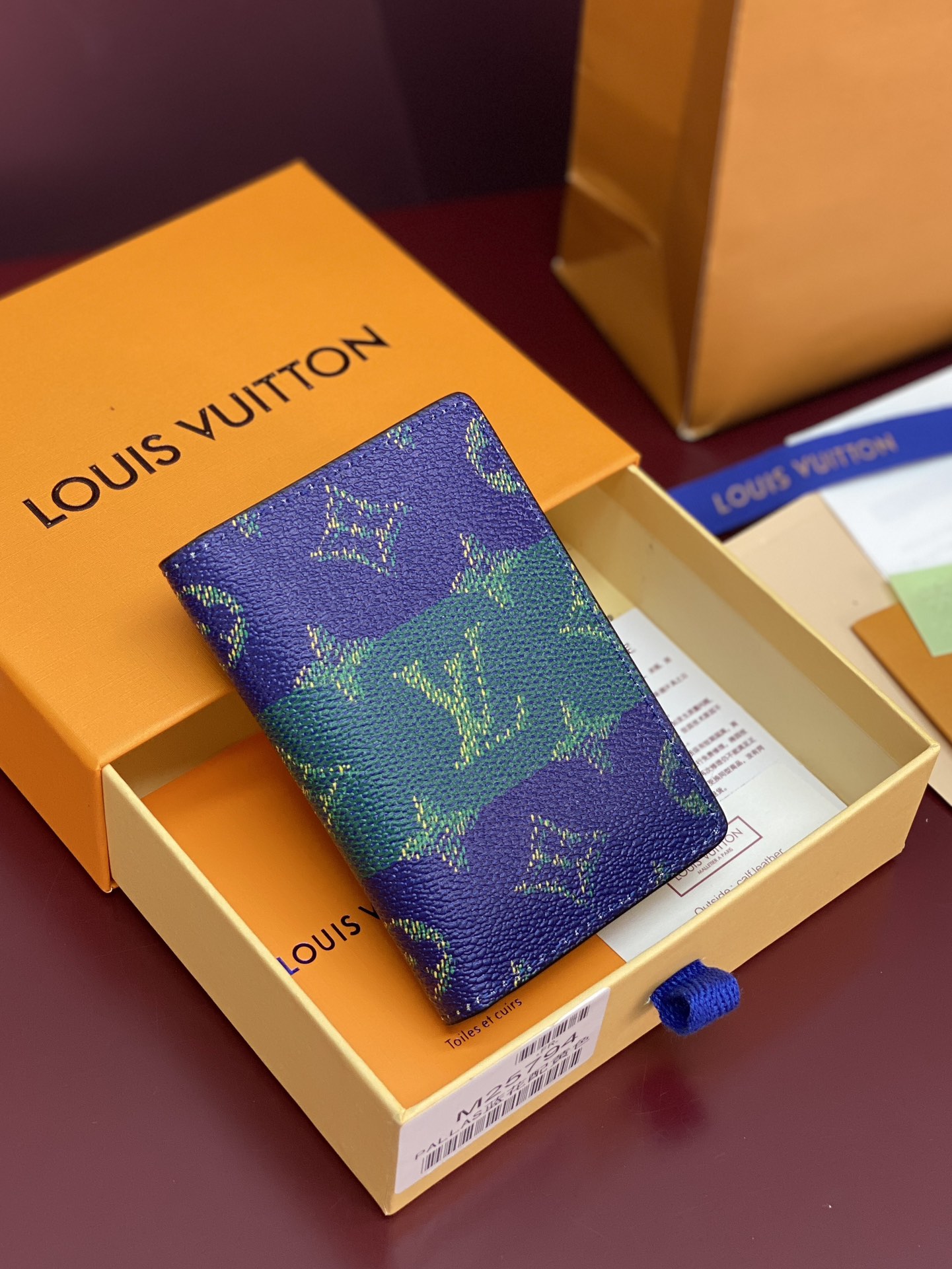 M25794 口袋钱夹！本款口袋钱夹为 Monogram Heritage 涂层帆布搭配牛皮革条纹内衬，