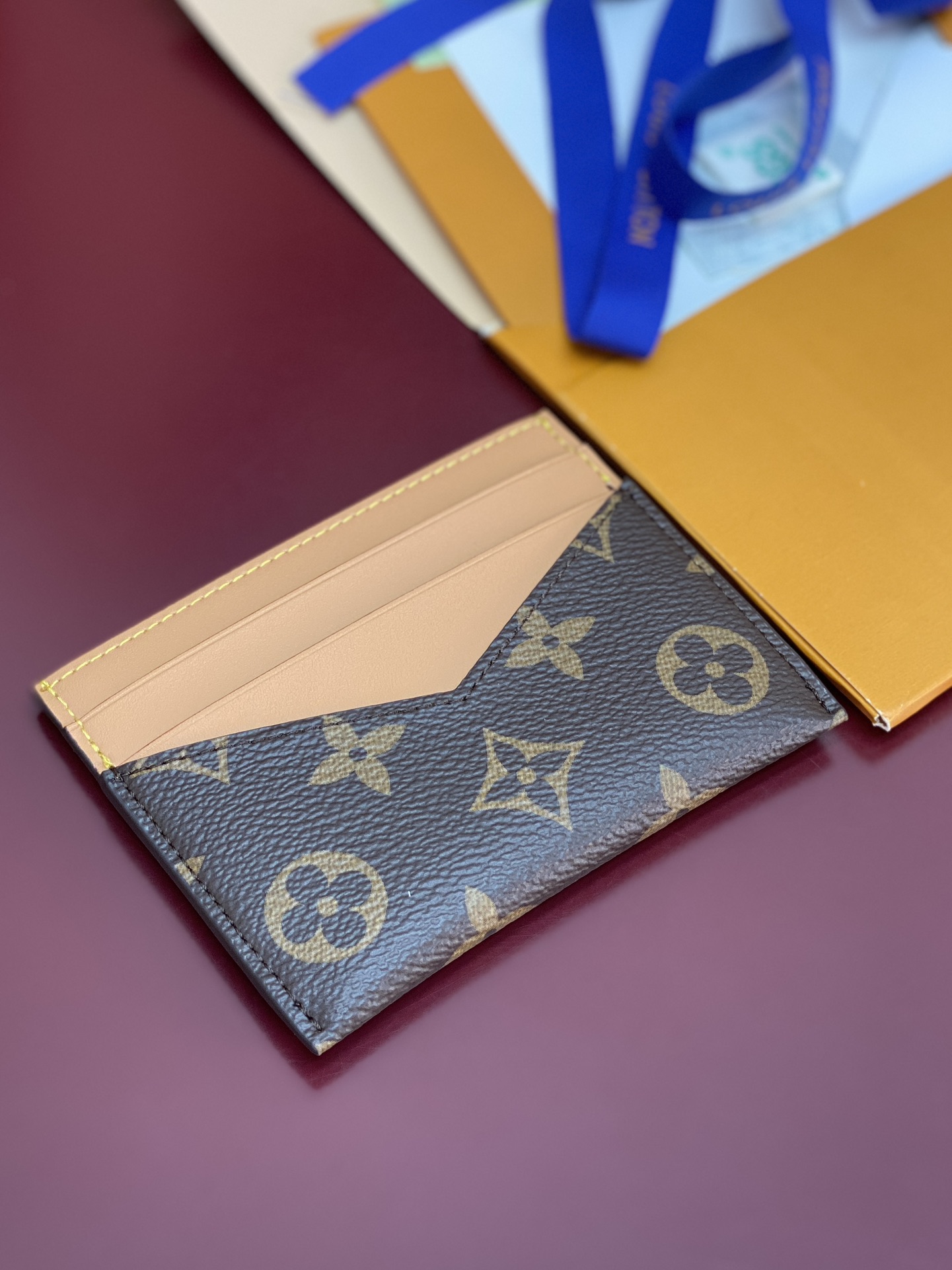 M14733 卡片夹！TRIPLE Triple 卡夹取材 Monogram 涂层帆布，以做旧牛皮革饰边