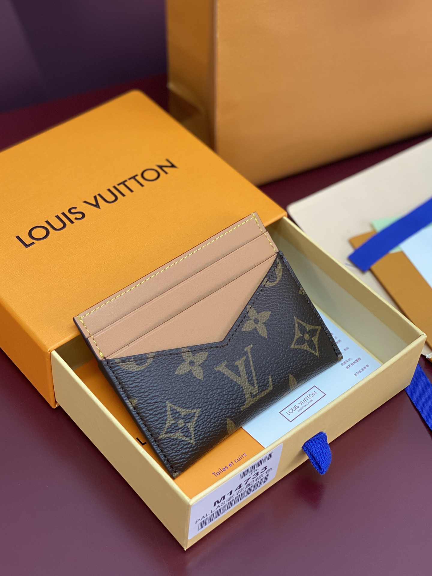 M14733 卡片夹！TRIPLE Triple 卡夹取材 Monogram 涂层帆布，以做旧牛皮革饰边