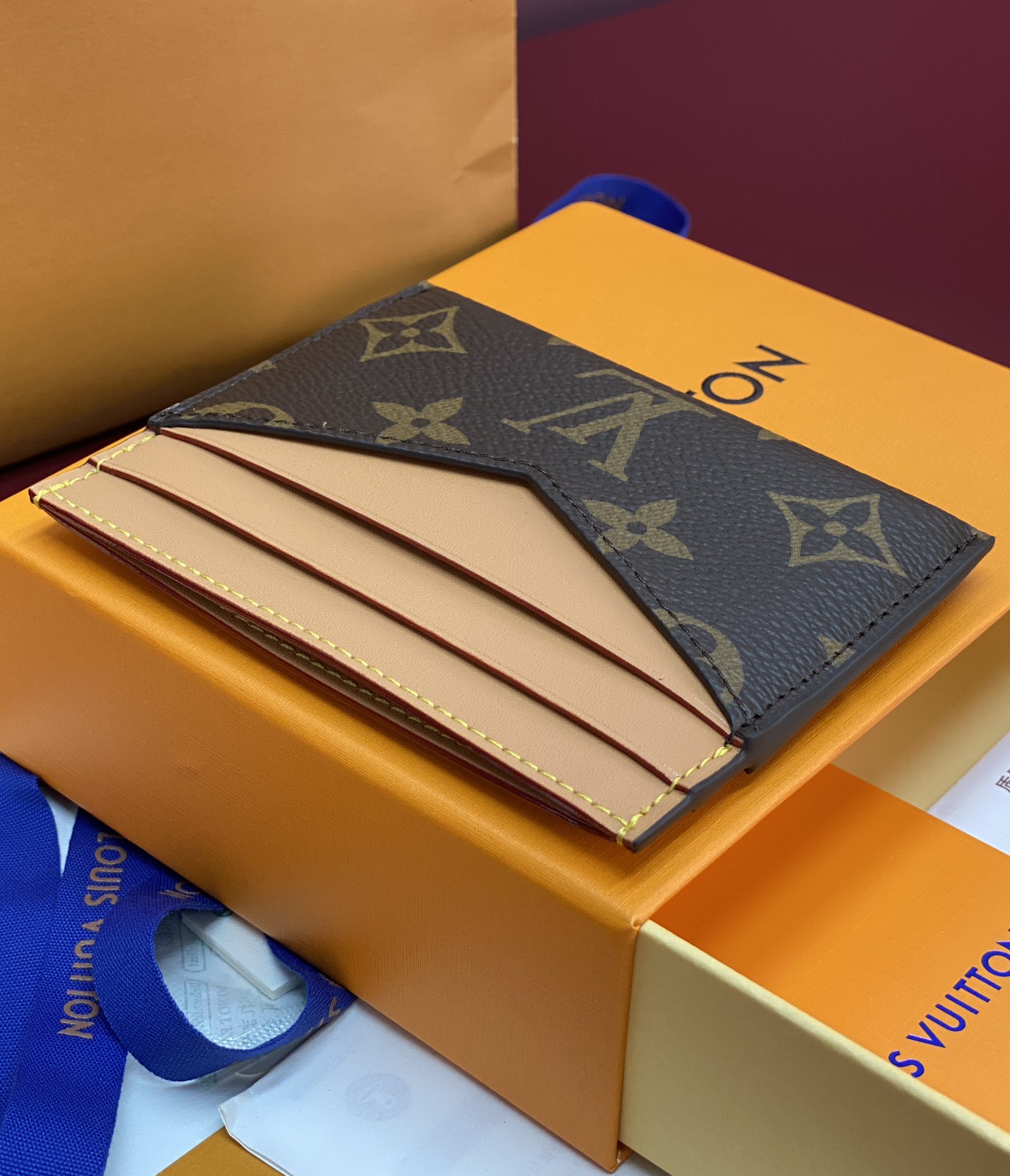 M14733 卡片夹！TRIPLE Triple 卡夹取材 Monogram 涂层帆布，以做旧牛皮革饰边