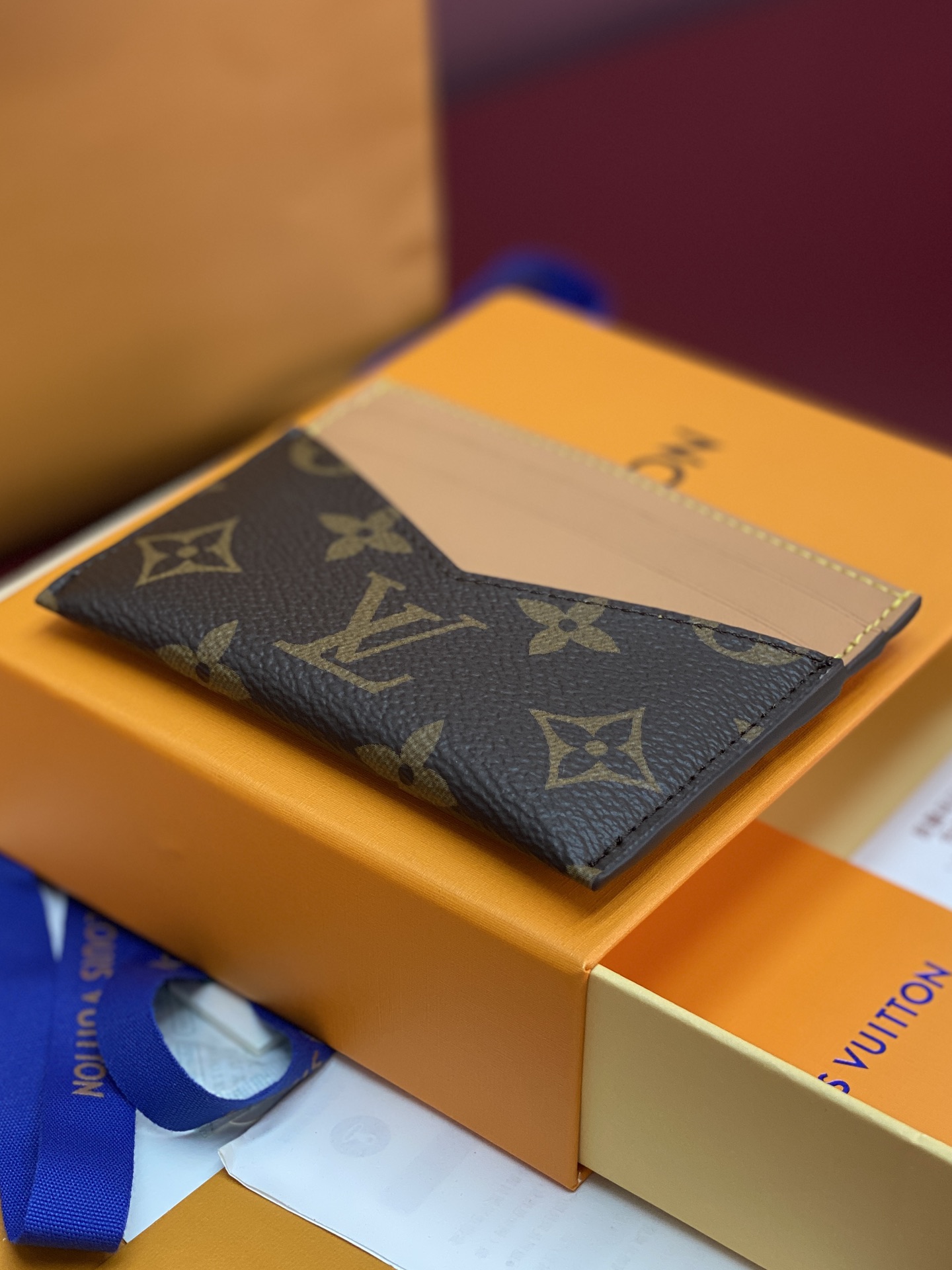 M14733 卡片夹！TRIPLE Triple 卡夹取材 Monogram 涂层帆布，以做旧牛皮革饰边