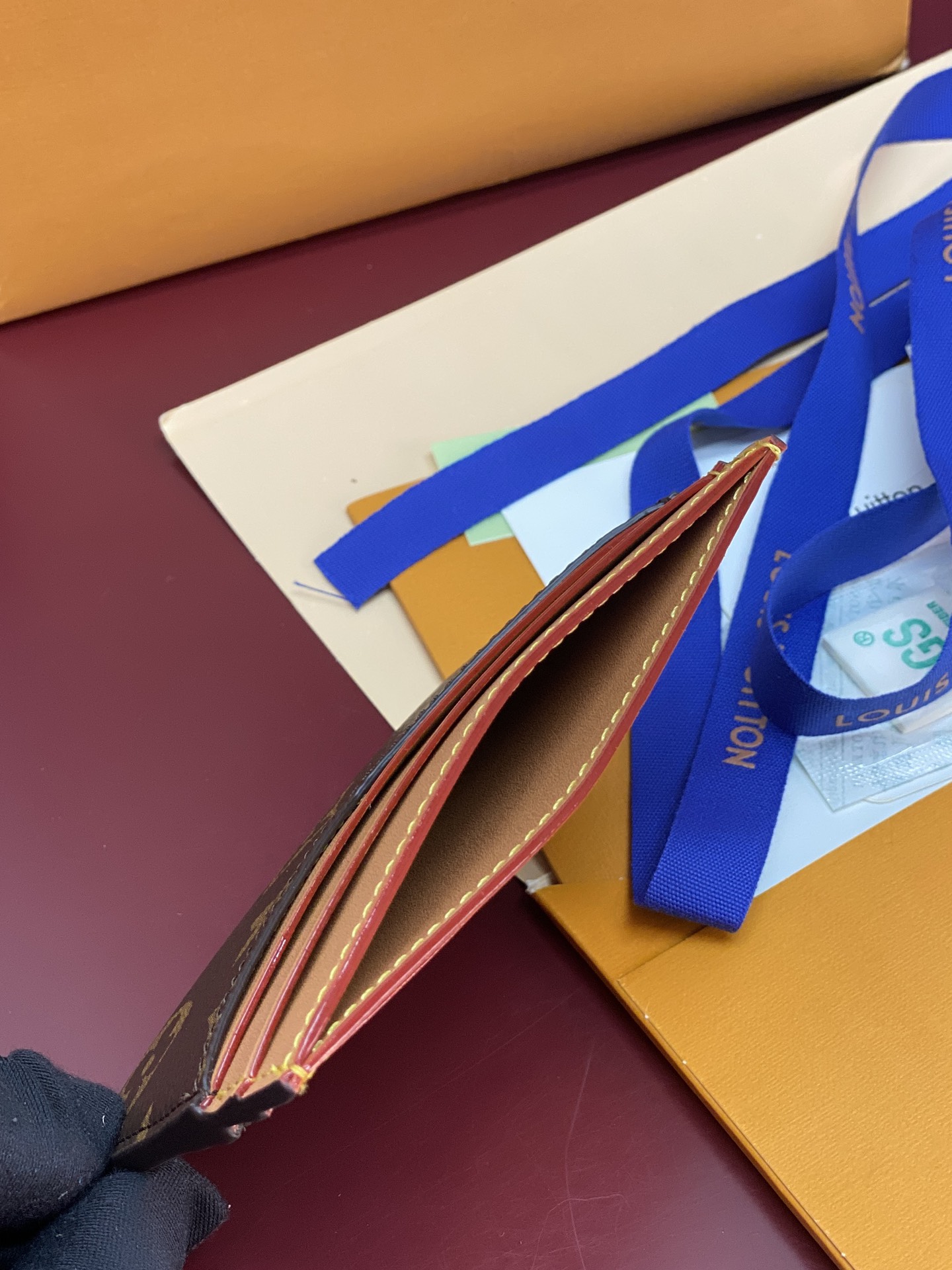 M14733 卡片夹！TRIPLE Triple 卡夹取材 Monogram 涂层帆布，以做旧牛皮革饰边