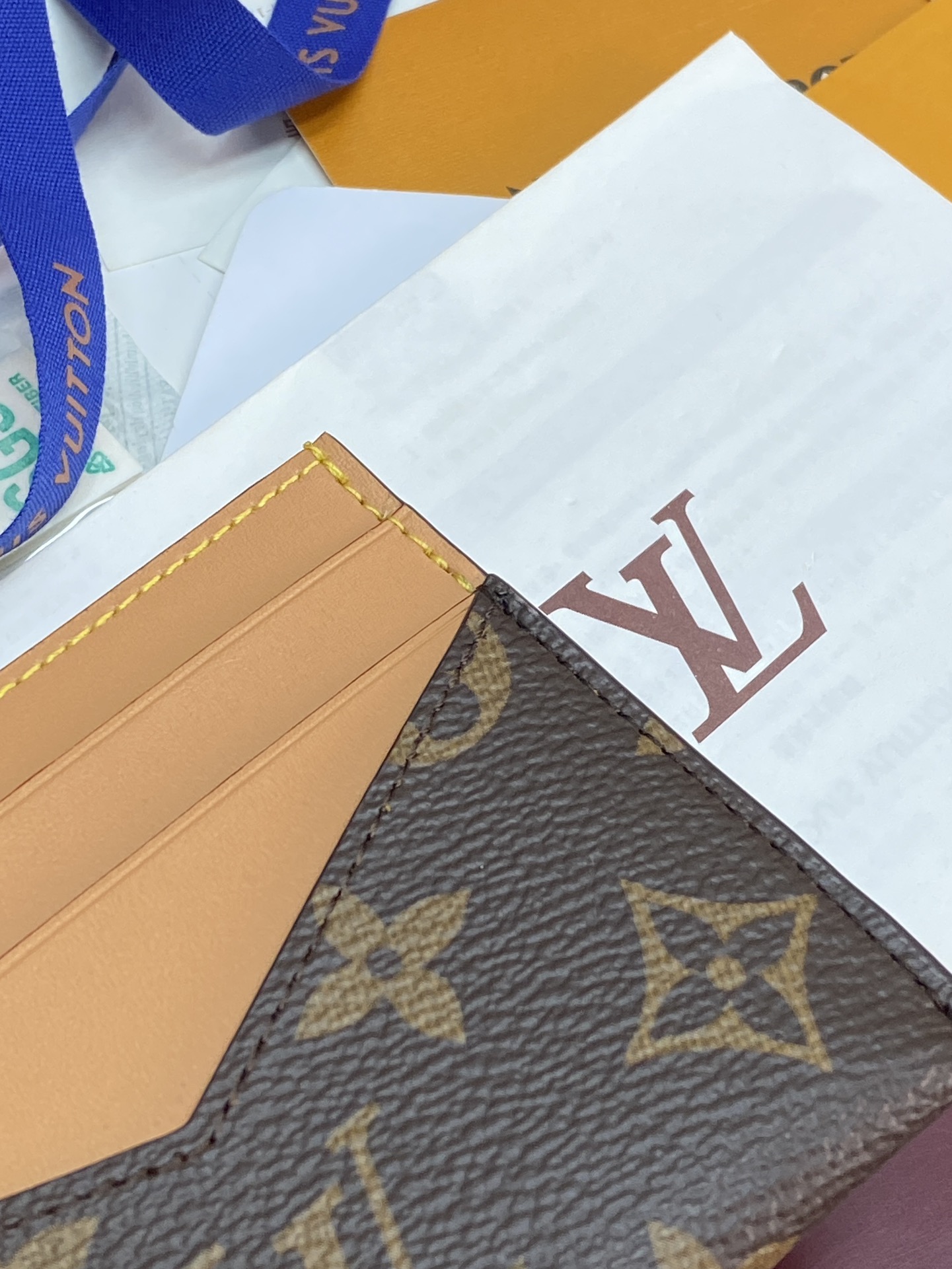 M14733 卡片夹！TRIPLE Triple 卡夹取材 Monogram 涂层帆布，以做旧牛皮革饰边