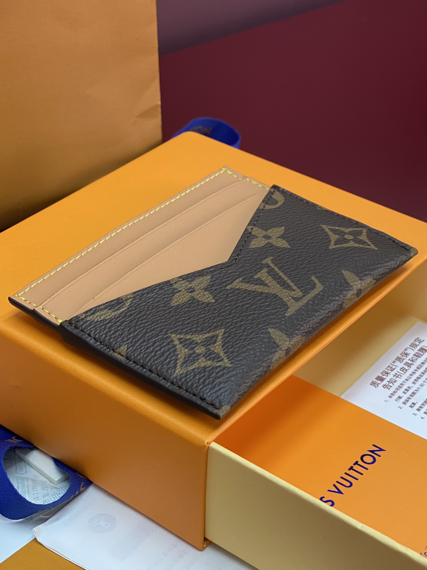 M14733 卡片夹！TRIPLE Triple 卡夹取材 Monogram 涂层帆布，以做旧牛皮革饰边