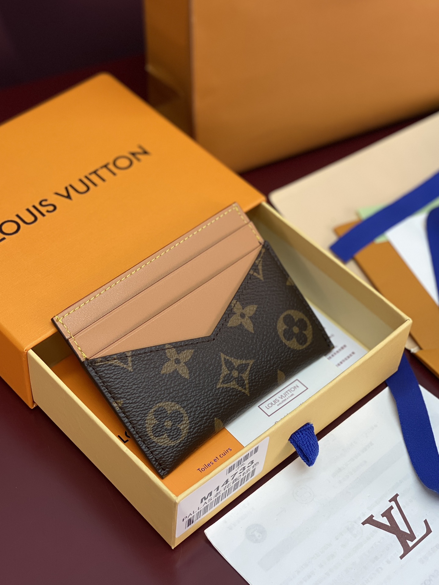 M14733 卡片夹！TRIPLE Triple 卡夹取材 Monogram 涂层帆布，以做旧牛皮革饰边