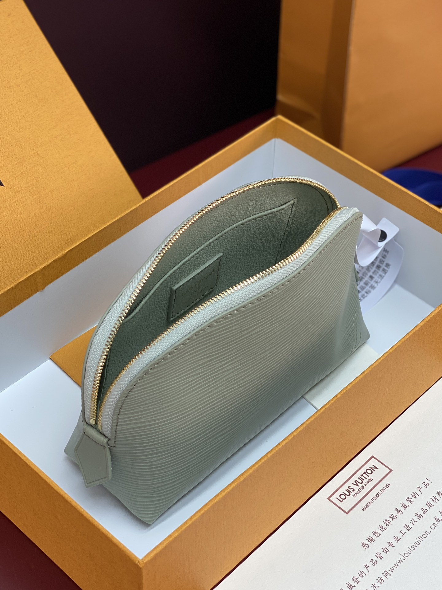 M15198 浅绿色 水波纹化妆包 当季新款 POCHETTE COSMÉTIQUE 小号化妆包 本款 